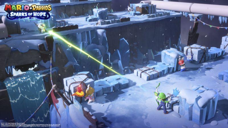 Eine verschneite Szene aus Mario + Rabbids: Sparks of Hope, mit Mario, Luigi und Rabbids in einer Schneelandschaft, die Waffen anvisieren.