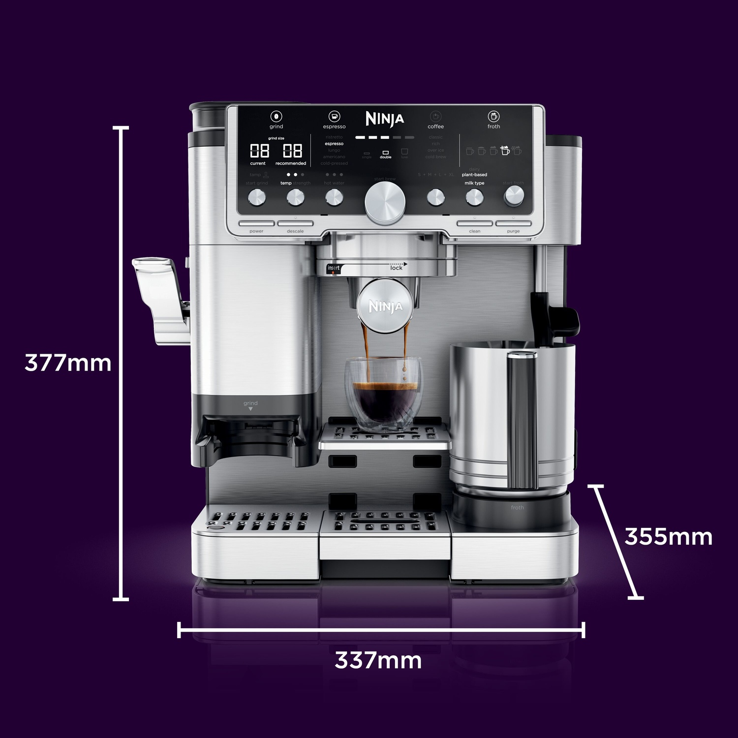 Una macchina da caffè Ninja con un bicchiere che raccoglie il caffè. La macchina è argentata con dettagli neri. Le dimensioni sono indicate.