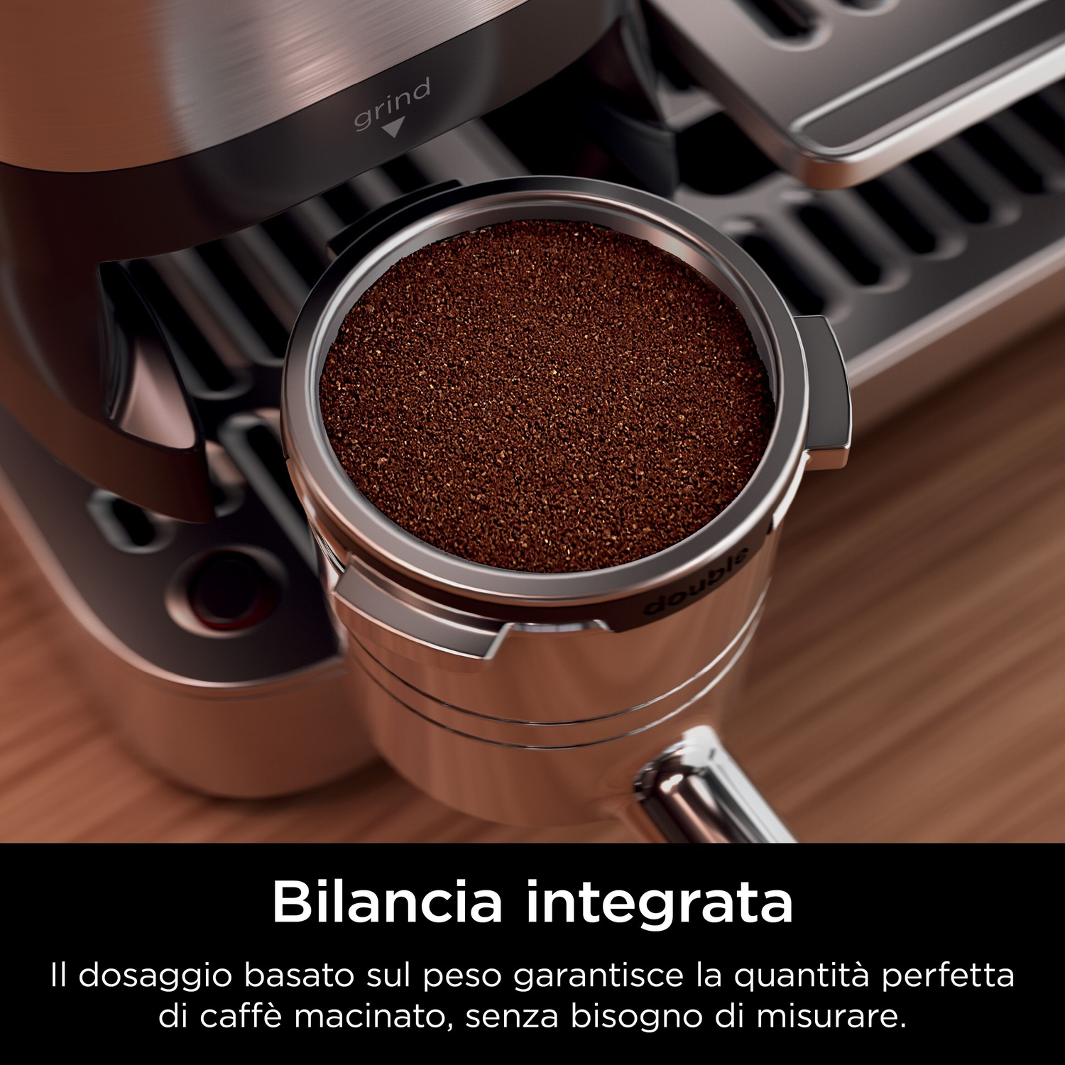 Primo piano di una macchina da caffè. Un portafiltro pieno di caffè macinato è di fronte. La macchina è metallica.