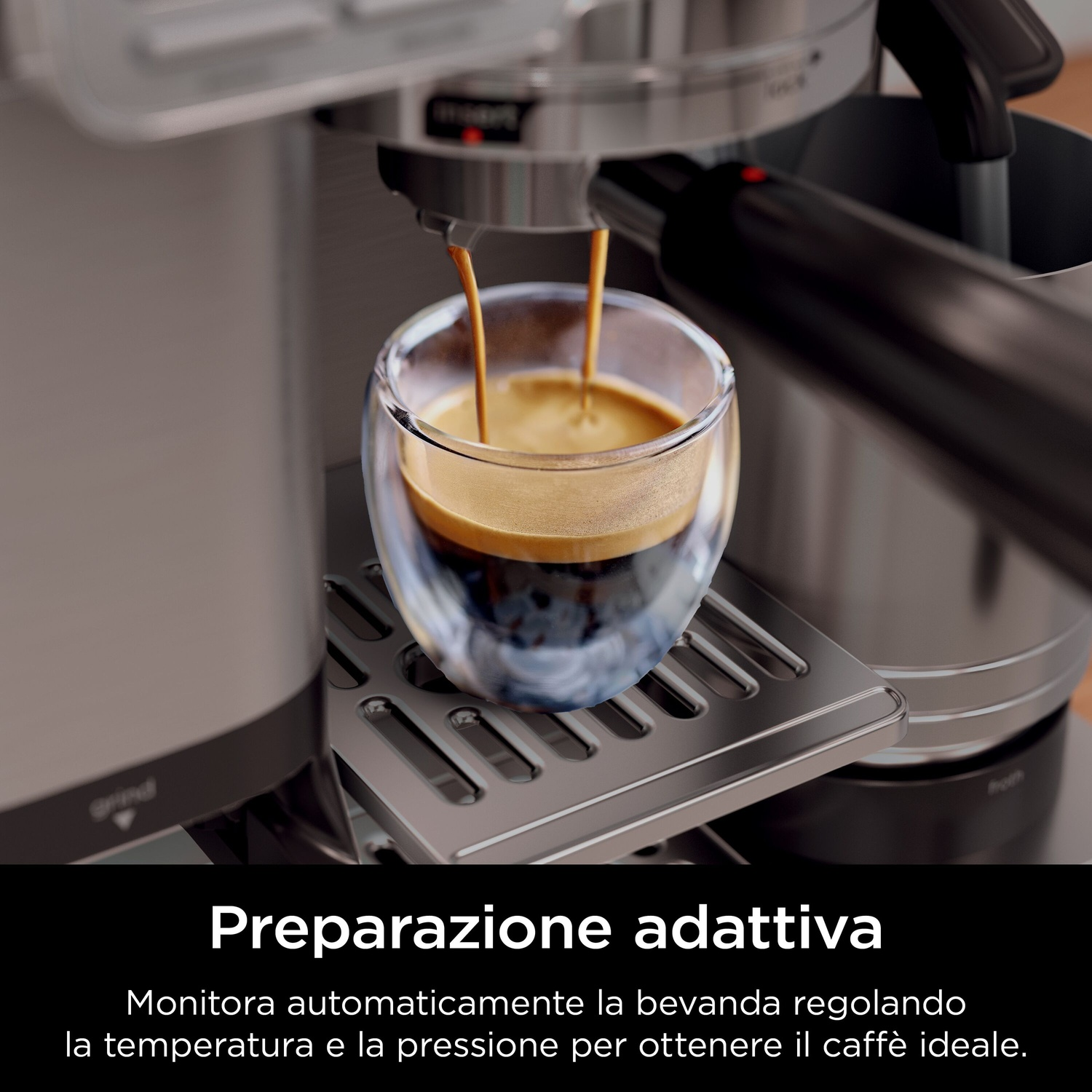 Macchina da caffè che eroga l'espresso in un bicchiere. L'espresso ha un colore marrone intenso. Il testo in basso indica l'erogazione adattiva.