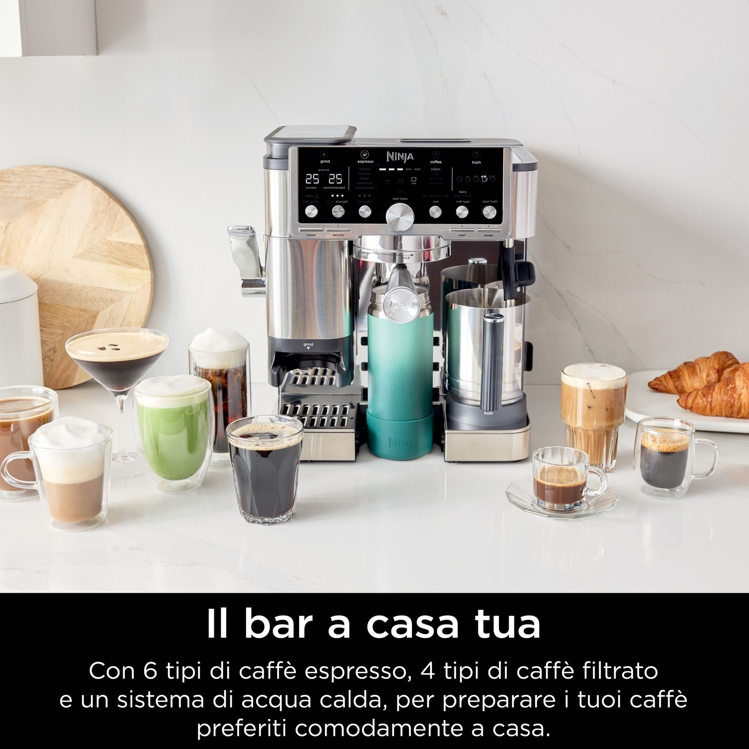 Una macchina per caffè espresso con varie bevande al caffè, croissant e testo italiano: 'Il tuo bar di casa con 6 tipi di espresso'