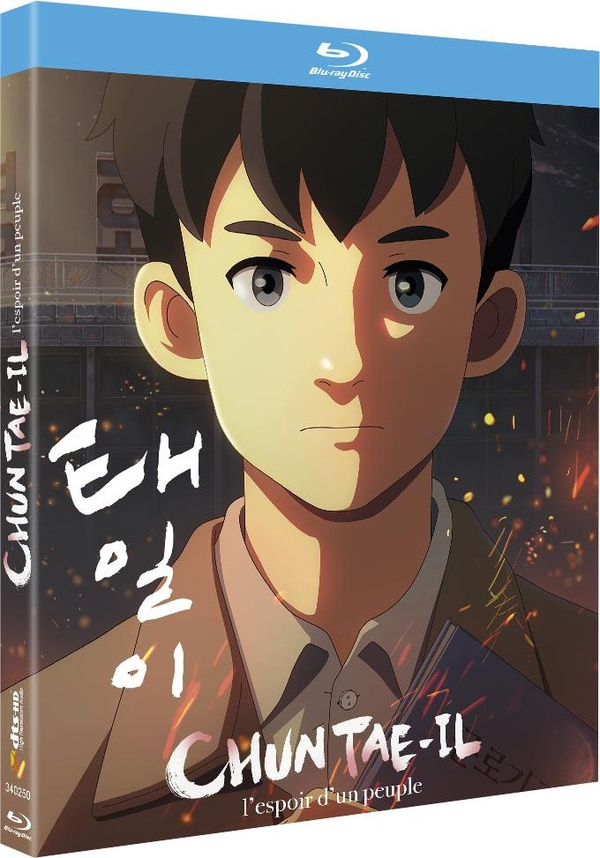 Jaquette Blu-ray d'un jeune homme. Le titre est "CHUN TAE-IL l'espoir d'un peuple". L'arrière-plan montre un bâtiment et des étincelles.