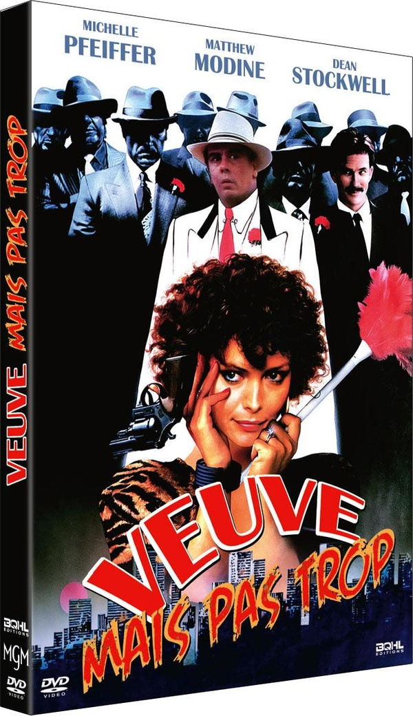 Affiche de film. Michelle Pfeiffer, cheveux bouclés, tient une arme. Hommes en costume derrière. Texte rouge : VEUVE MAIS PAS TROP.