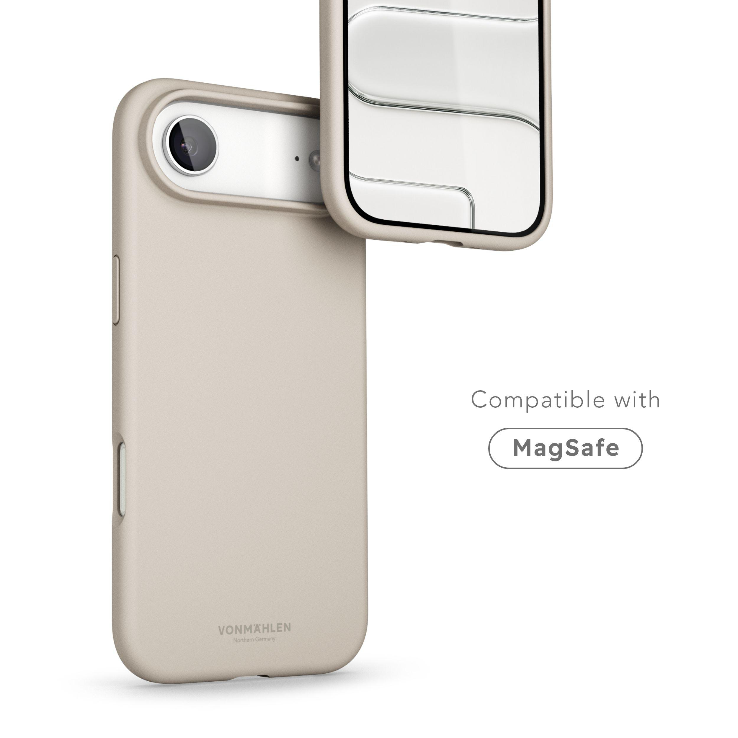 Beige Handyhülle mit Kameraausschnitt, klarer Rückseite und MagSafe-Etikett auf weißem Hintergrund.