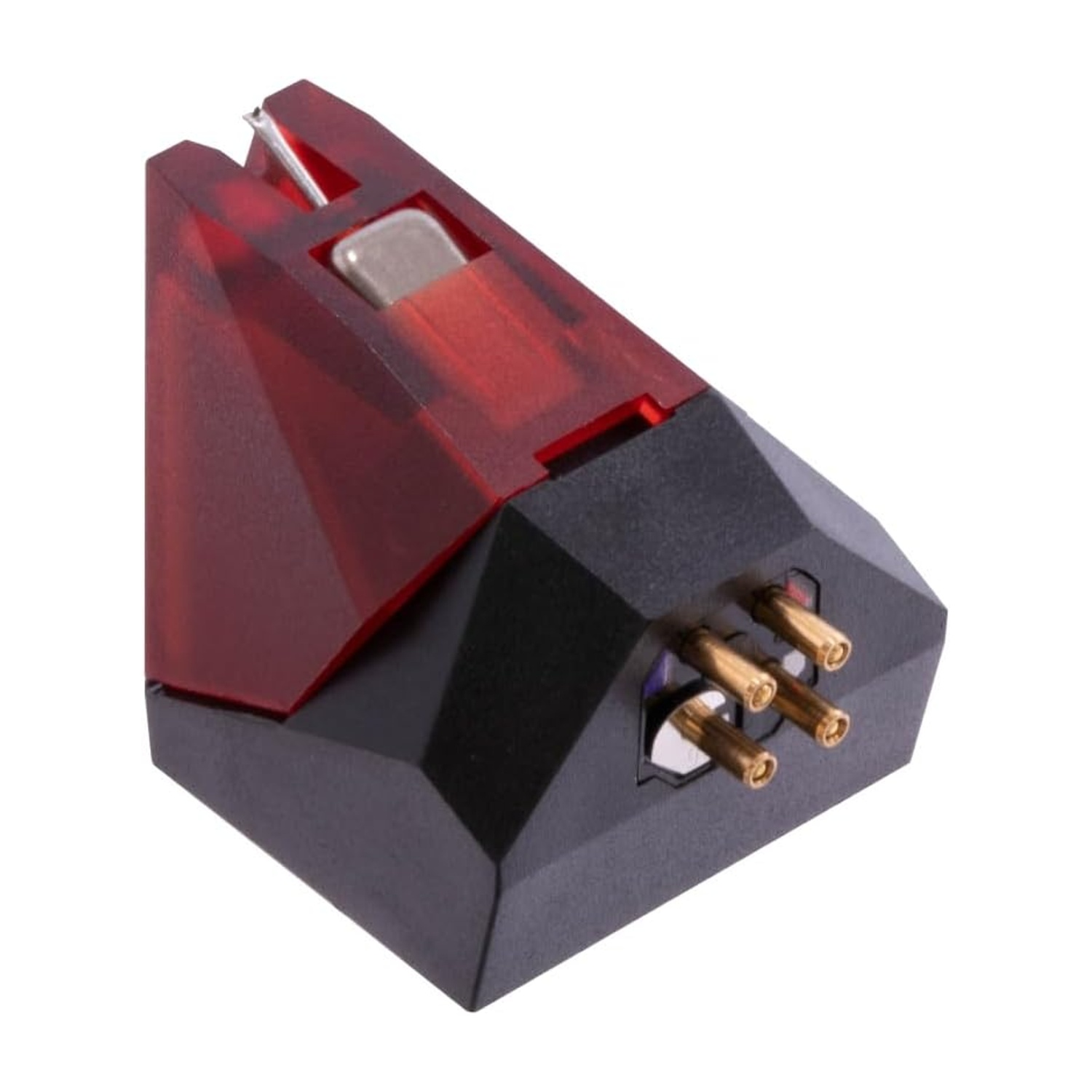 Un primo piano di una cartuccia audio rossa e nera. Ha pin dorati e uno stilo. Il design è angolare e geometrico.