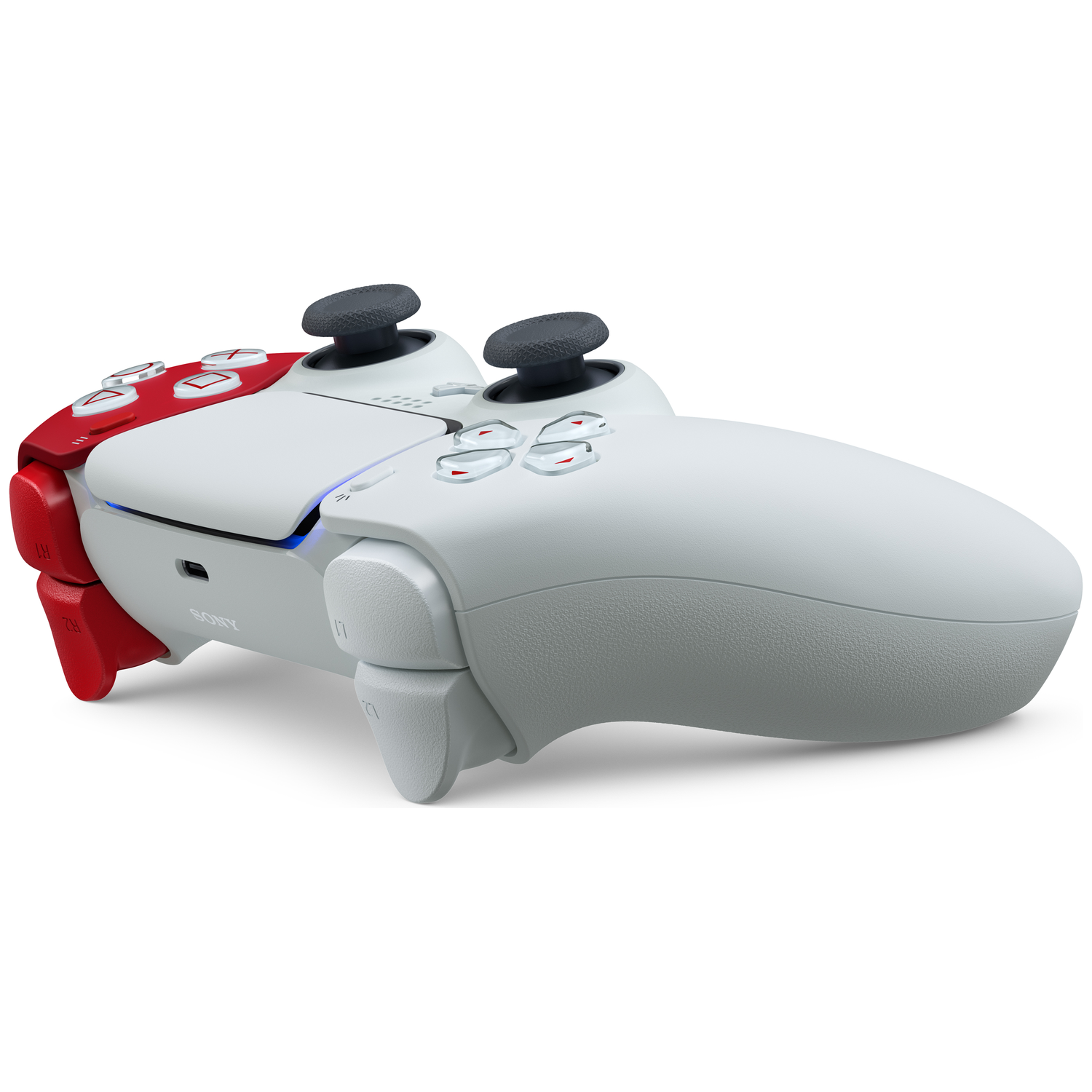 Een witte en rode PlayStation 5-controller. De controller heeft zwarte joysticks en knoppen. Het is tegen een witte achtergrond.