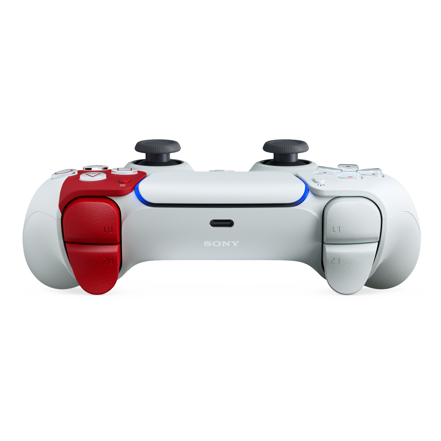 Een witte en rode PlayStation 5 DualSense-controller, met zwarte analoge sticks, op een witte achtergrond. Het Sony-logo is zichtbaar.