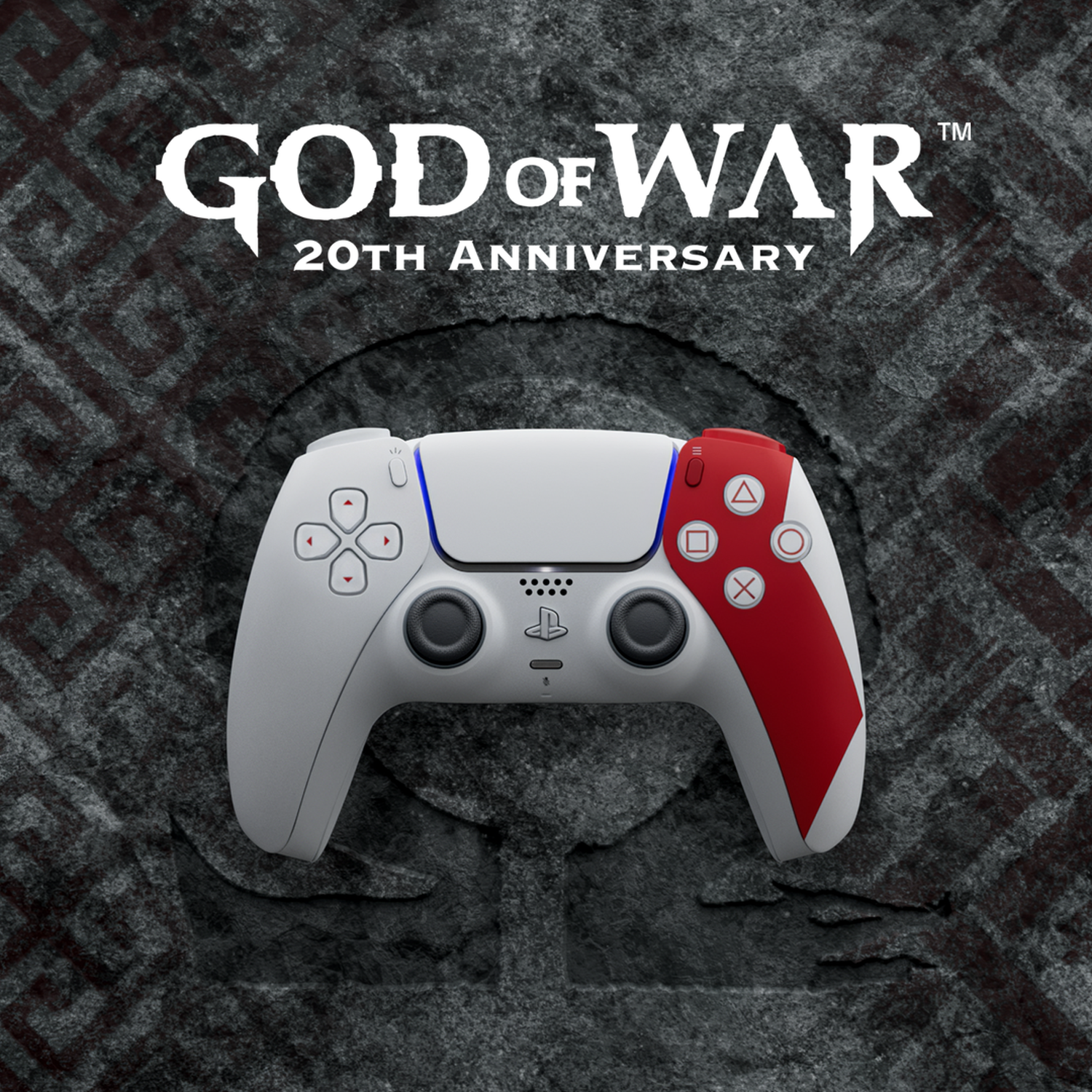 Een witte en rode PlayStation 5-controller met het God of War 20th Anniversary-logo op een grijze, getextureerde achtergrond.