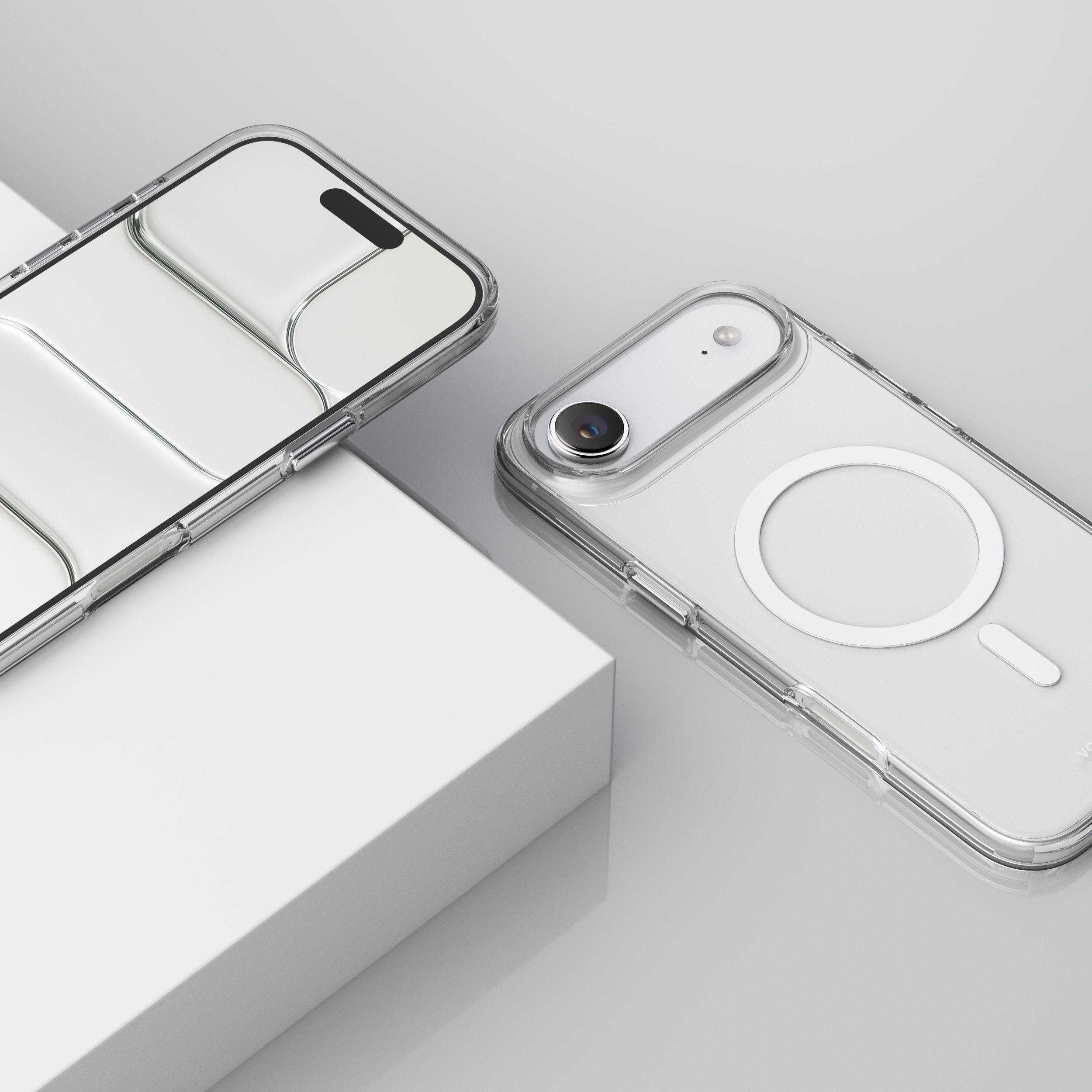 Zwei transparente Handyhüllen auf weißer Oberfläche. Eine Hülle hat einen Kameraausschnitt und einen Magnetring.