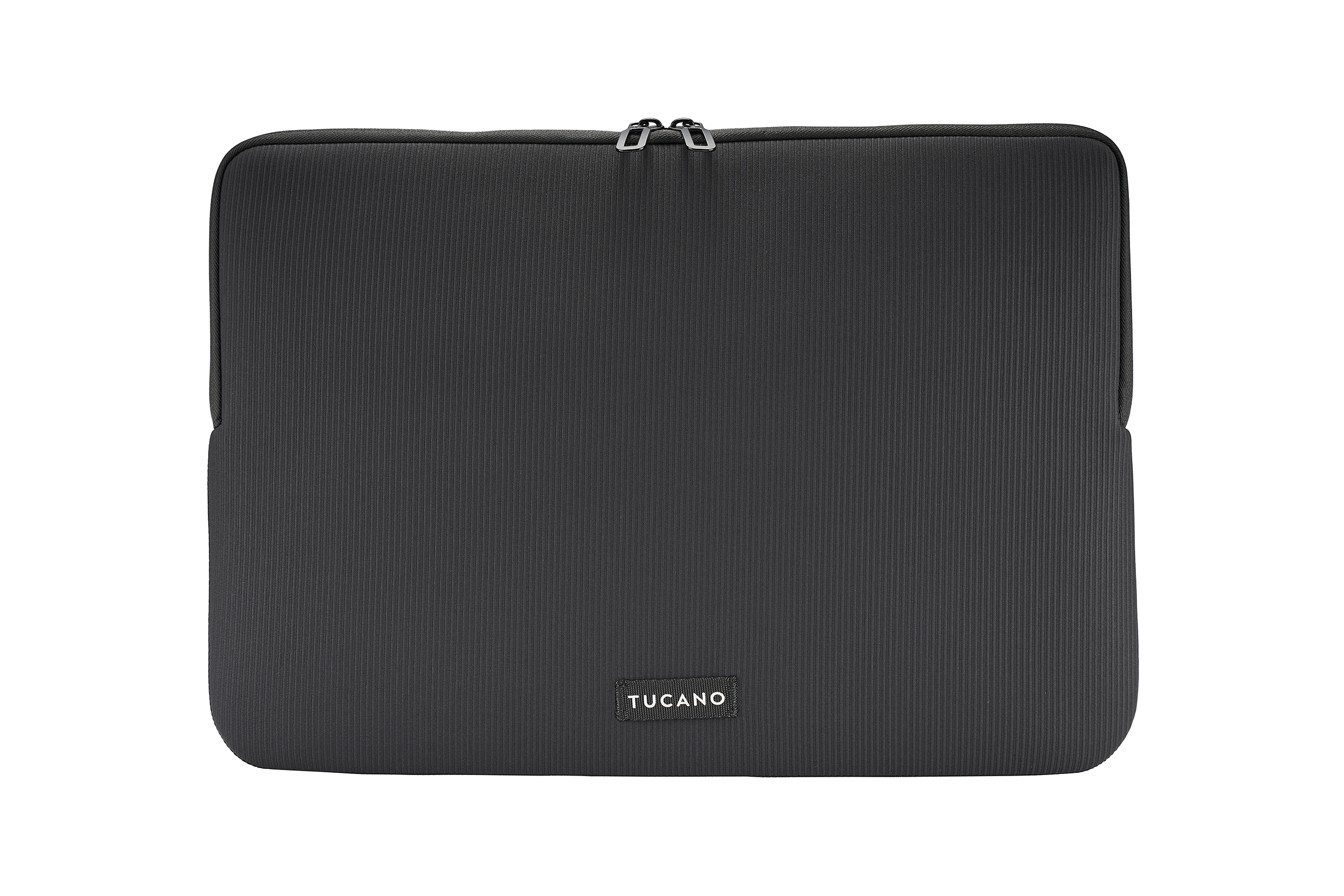 Eine schwarze Tucano-Laptoptasche. Sie hat einen Reißverschluss und den Markennamen unten. Der Hintergrund ist weiß.