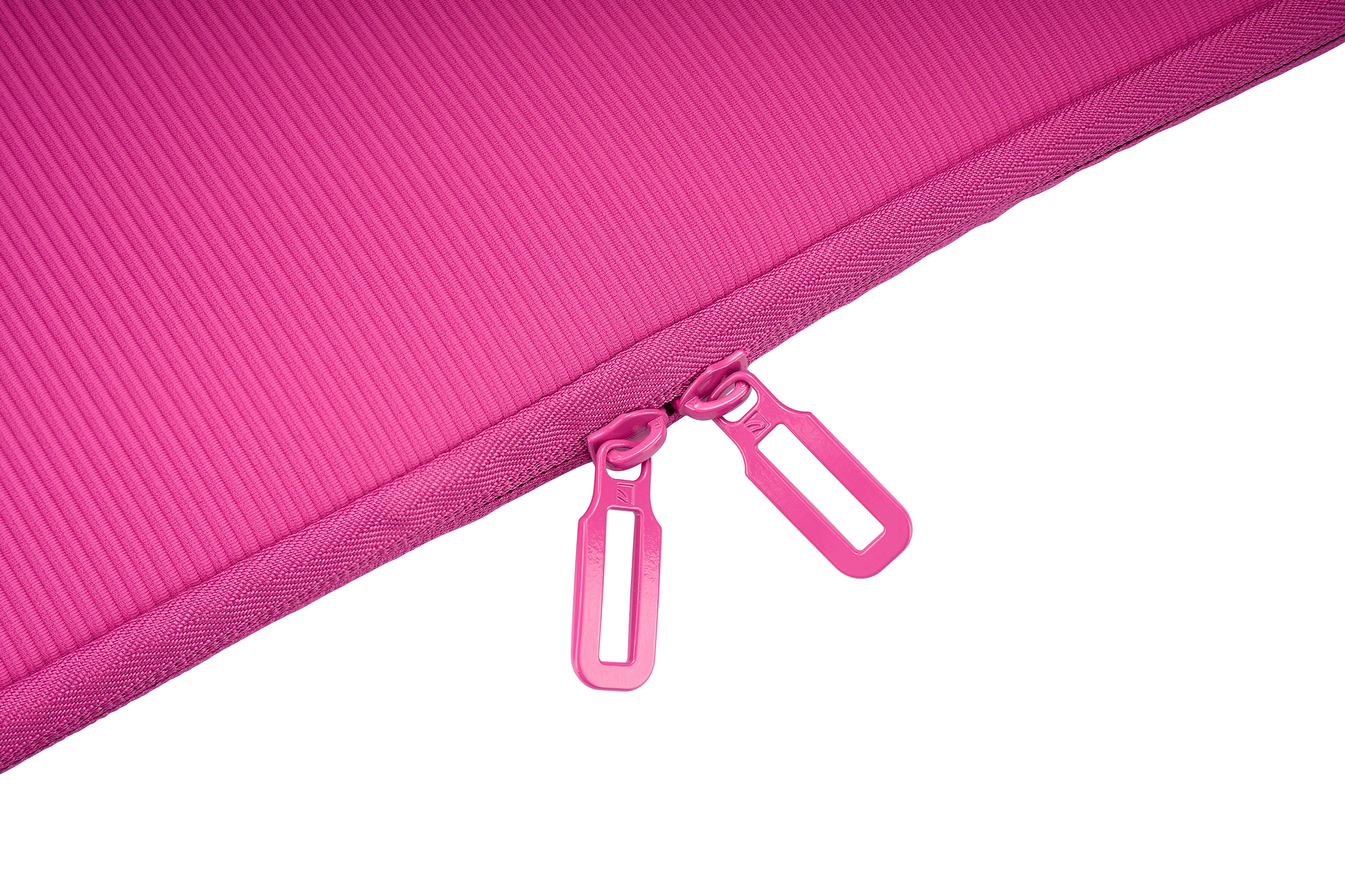 Nahaufnahme einer pinken Laptop-Tasche mit Reißverschluss. Die Reißverschluss-Schieber sind auch pink. Der Hintergrund ist weiß.