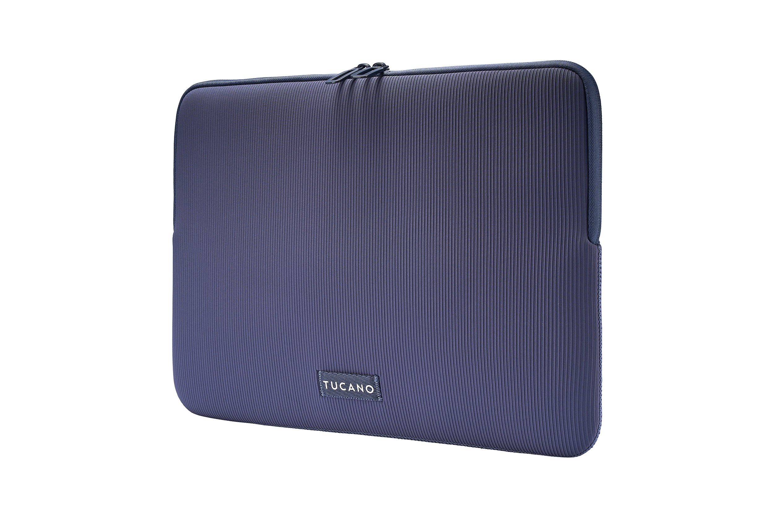 Eine marineblaue Tucano-Laptoptasche mit gerippter Textur, Reißverschluss und Tucano-Logo auf weißem Hintergrund.