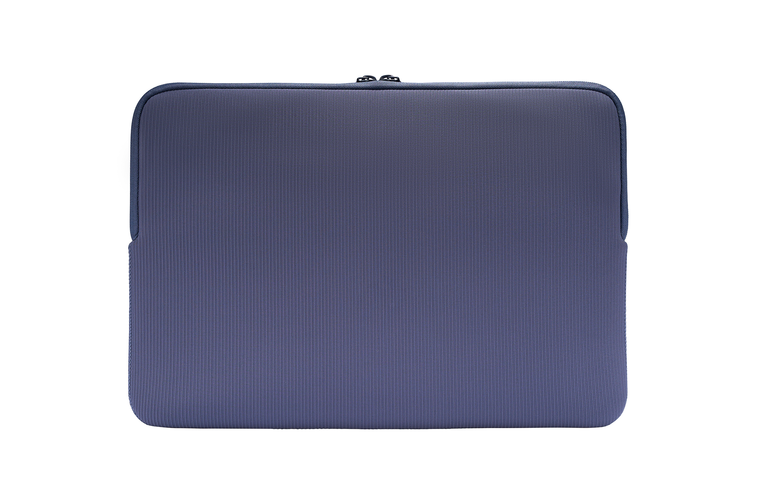 Eine rechteckige, blaue Laptoptasche mit Reißverschluss oben, isoliert auf weißem Hintergrund.