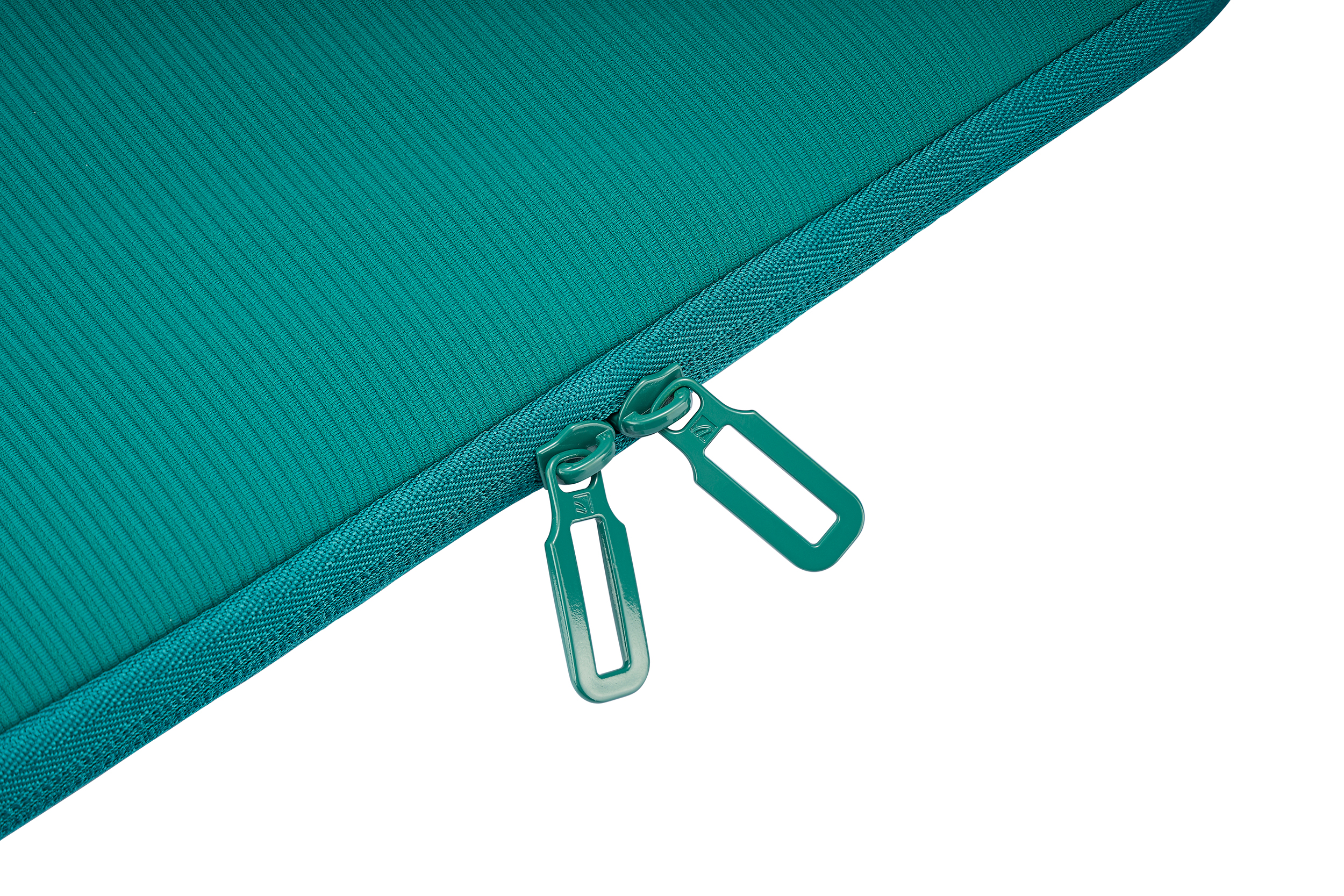 Nahaufnahme einer teal-farbenen Hülle mit Reißverschluss. Die Reißverschlussschieber sind ebenfalls teal. Weißer Hintergrund.