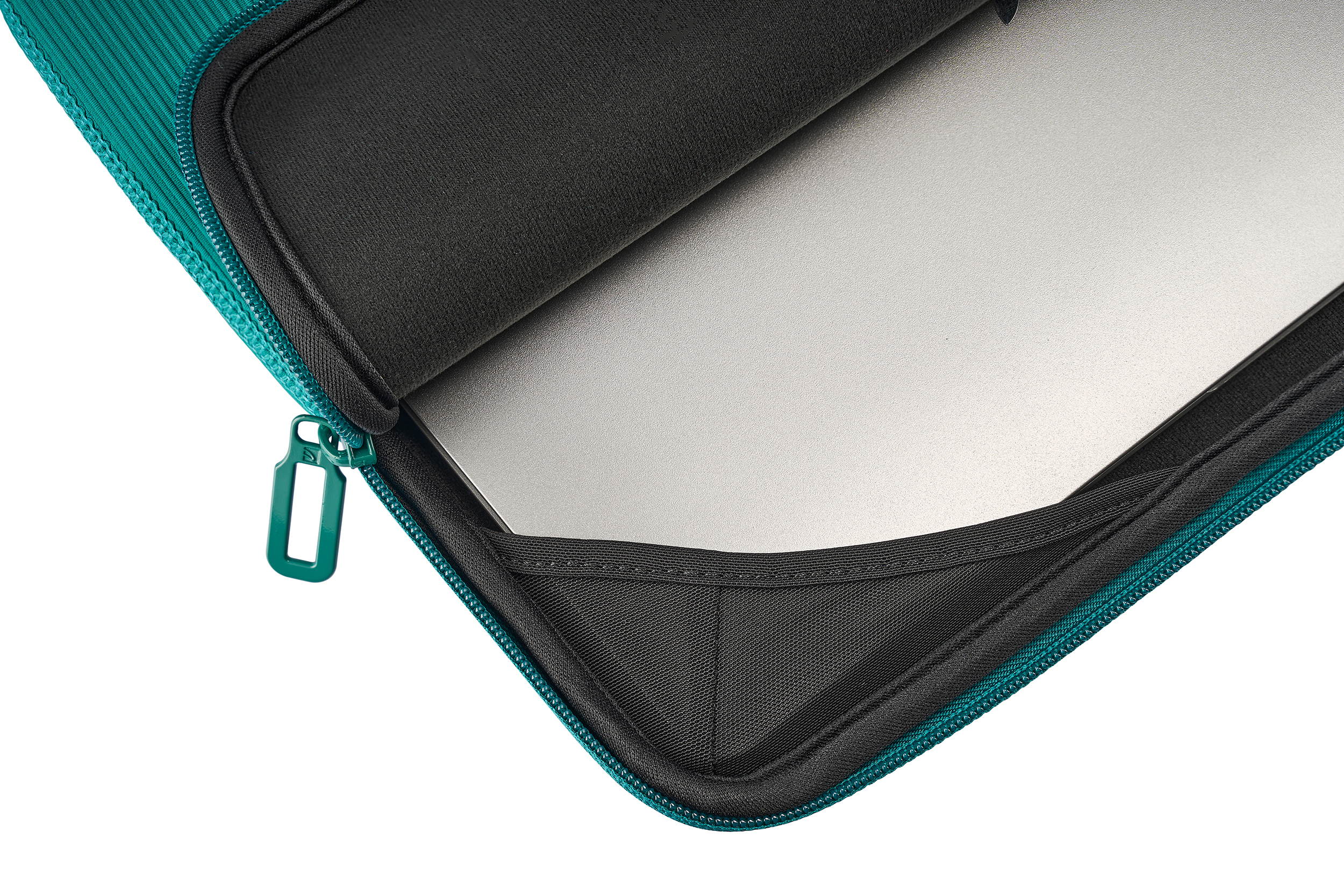 Eine offene, türkisfarbene Laptoptasche zeigt einen silbernen Laptop im Inneren. Ein schwarzes Innenfutter und ein Reißverschluss sind sichtbar.