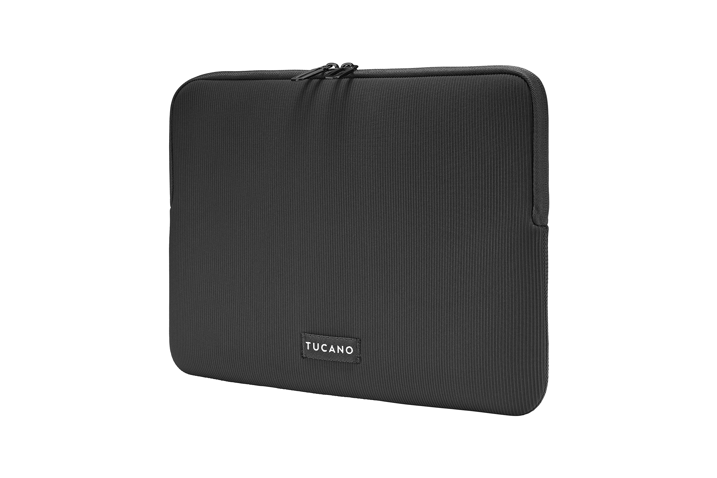 Eine schwarze Tucano-Laptoptasche mit Reißverschluss. Der Hintergrund ist weiß.