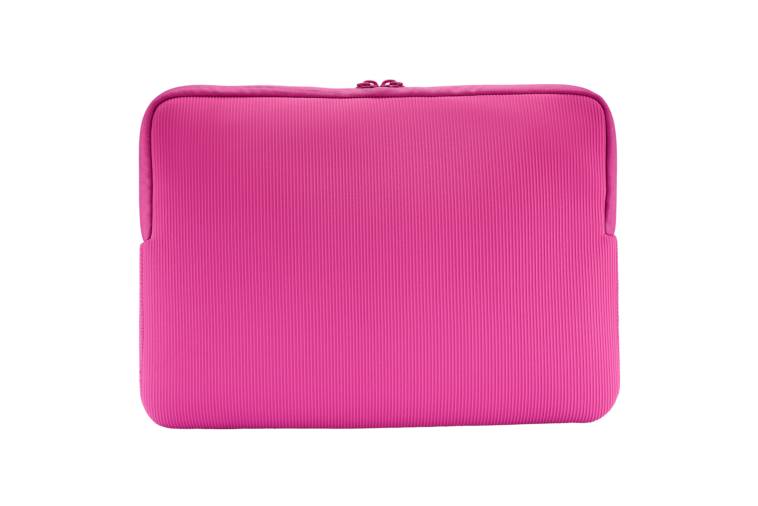 Eine magentafarbene Laptoptasche mit geriffelter Textur. Der Hintergrund ist weiß, was einen hohen Kontrast bietet.