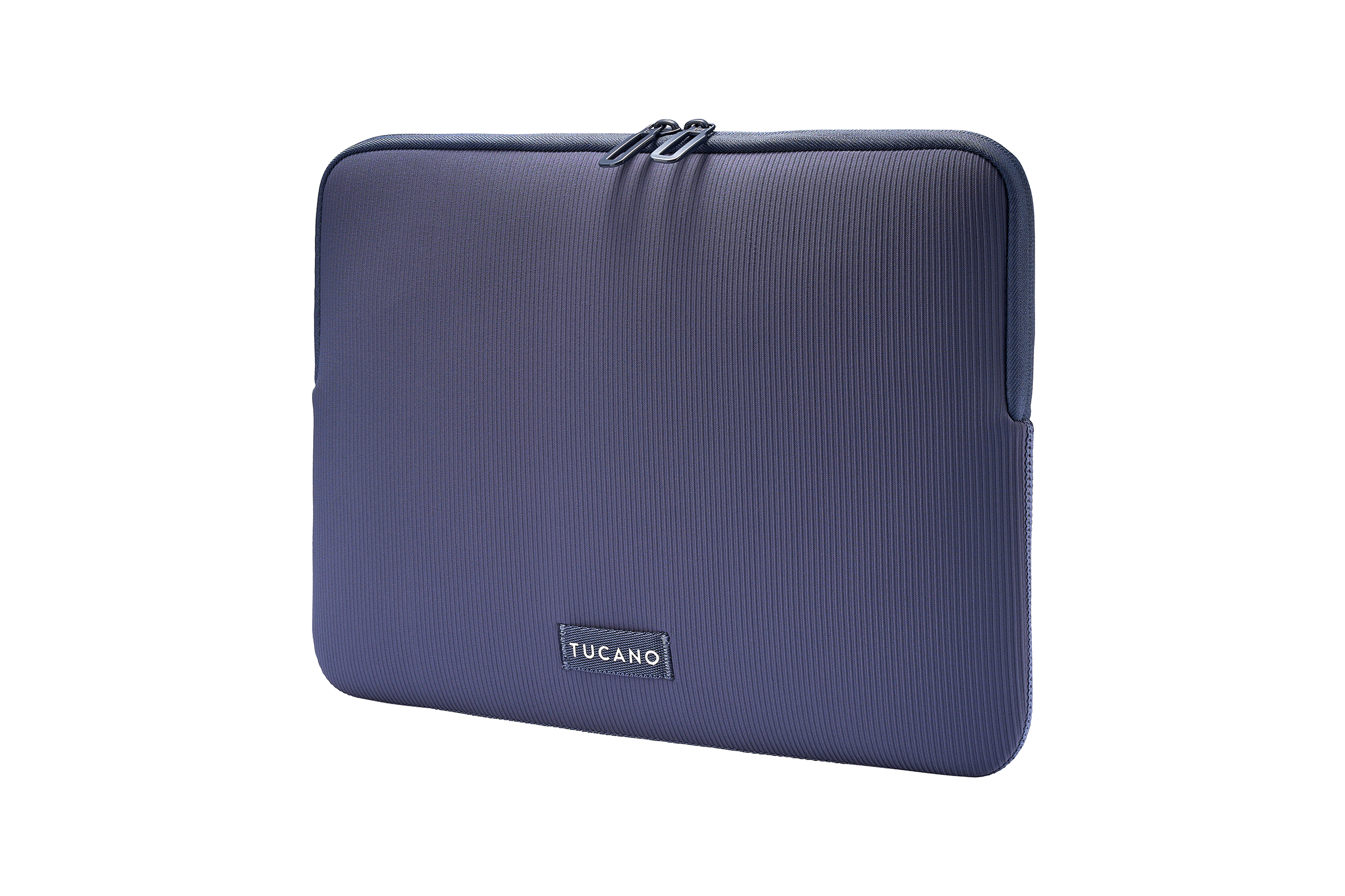 Eine marineblaue Tucano-Laptoptasche auf weißem Hintergrund. Es hat einen Reißverschluss und ein Logo.
