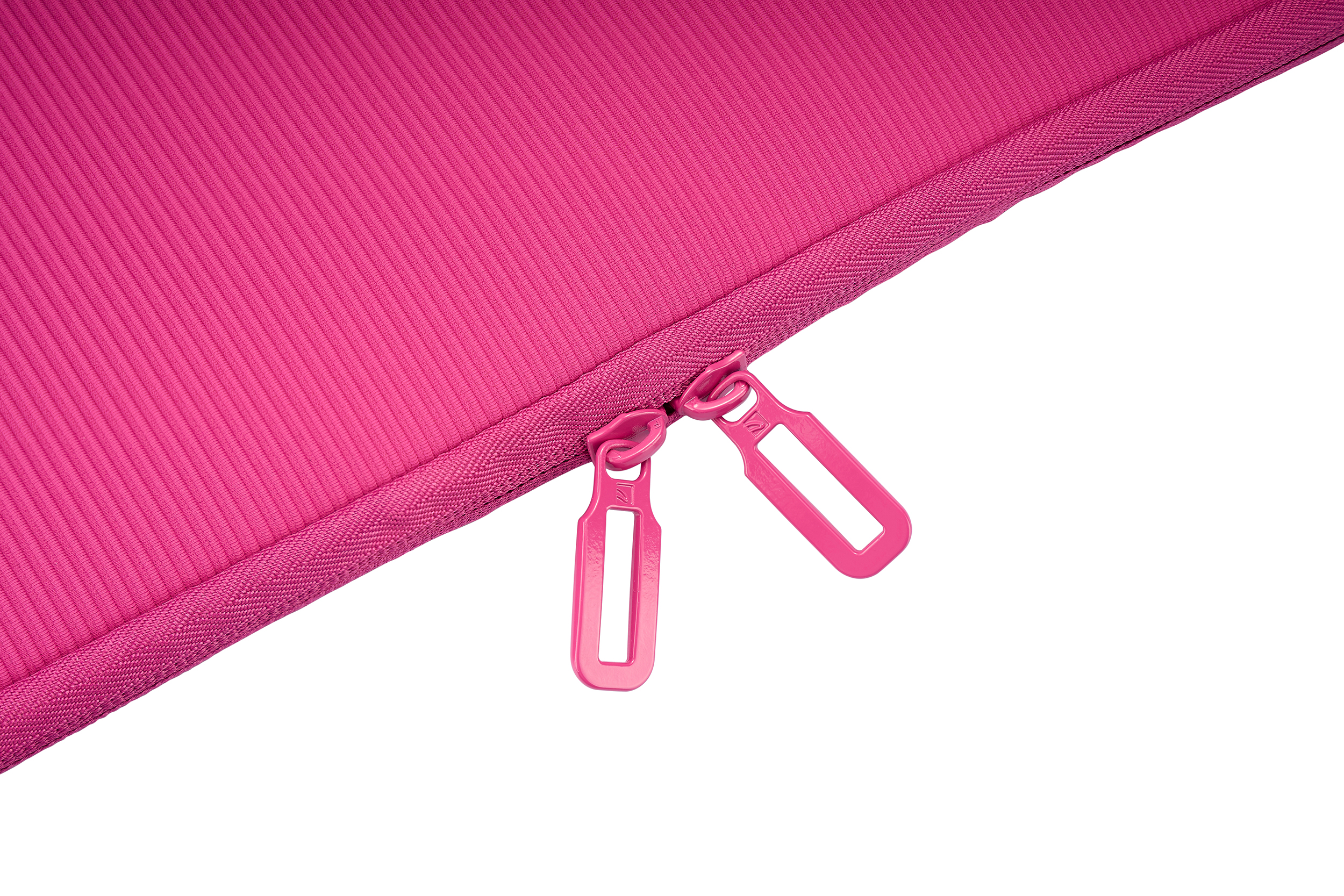 Nahaufnahme eines pinkfarbenen Stoffes mit Reißverschluss. Die Reißverschlussschieber sind offen, der Hintergrund ist weiß.