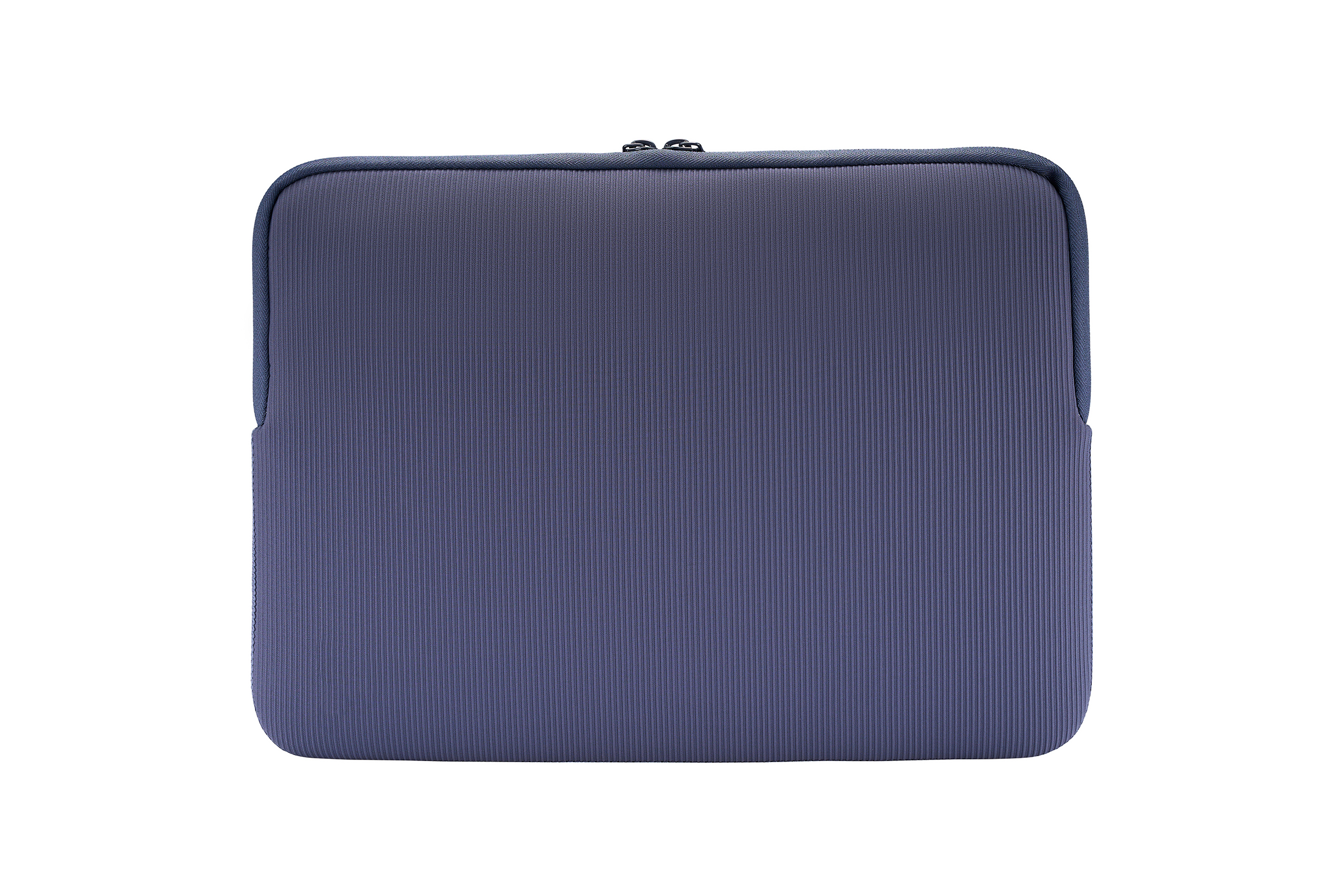 Eine blaue Laptop-Hülle mit Reißverschluss auf weißem Hintergrund. Die Hülle hat eine geriffelte Textur.