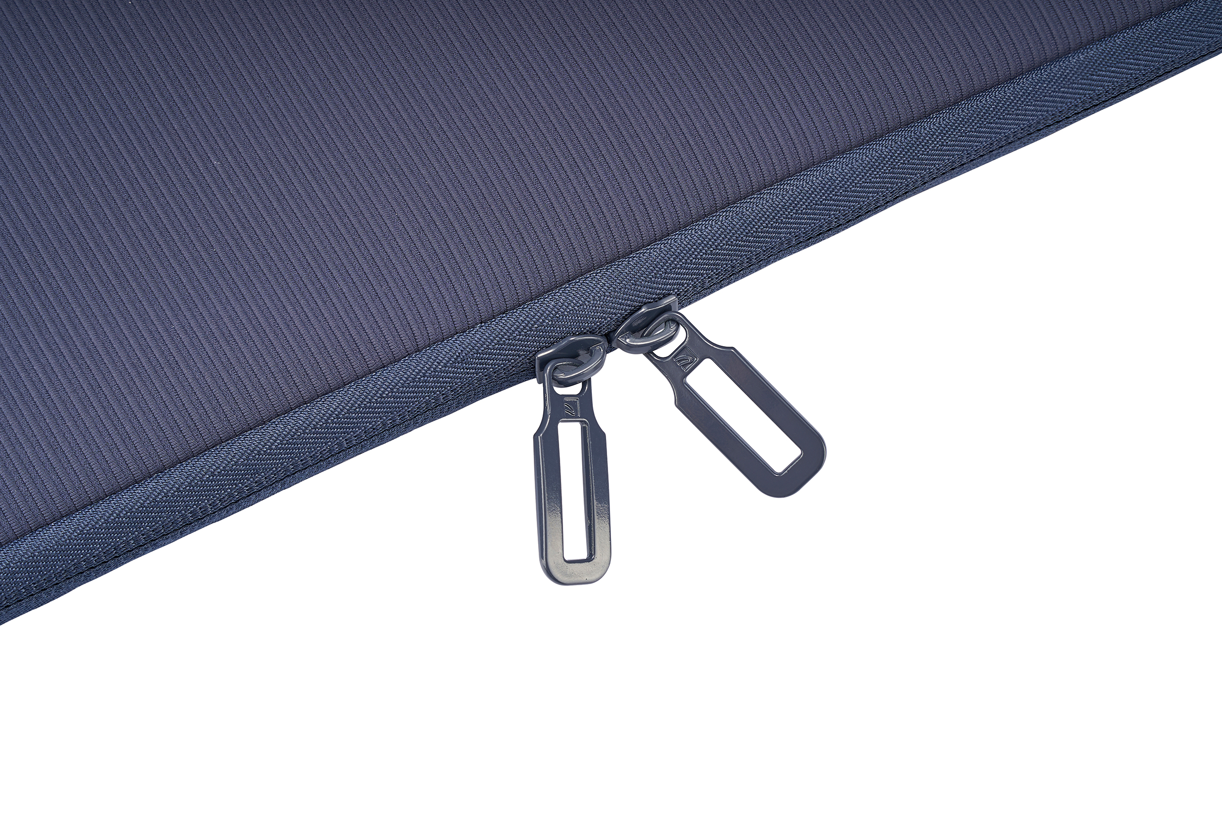Nahaufnahme einer blauen Laptoptasche mit zwei silbernen Reißverschlüssen auf weißem Hintergrund.