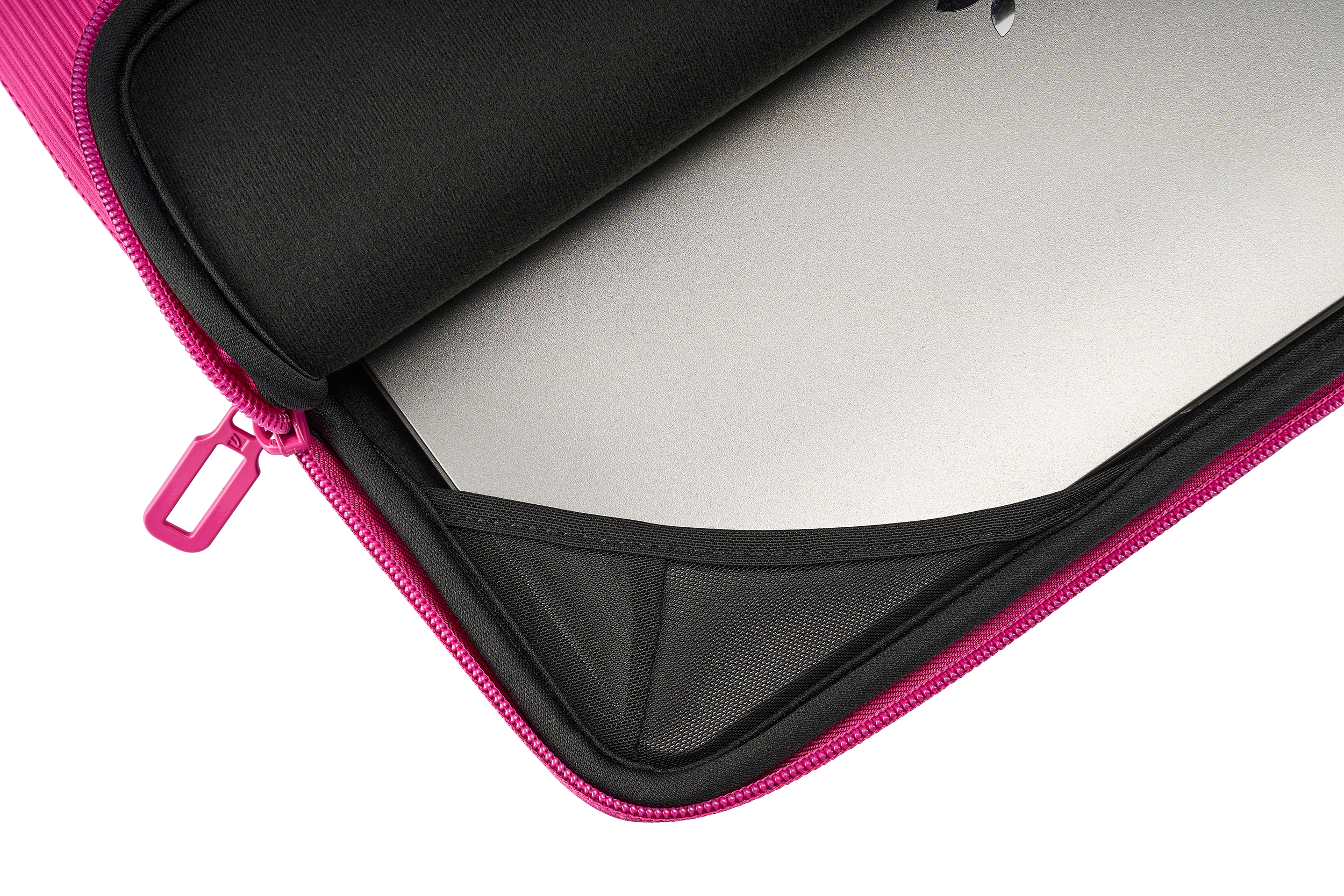 Laptop in einem rosa Etui. Reißverschluss und schwarze Innenausstattung sichtbar. Weißer Hintergrund.