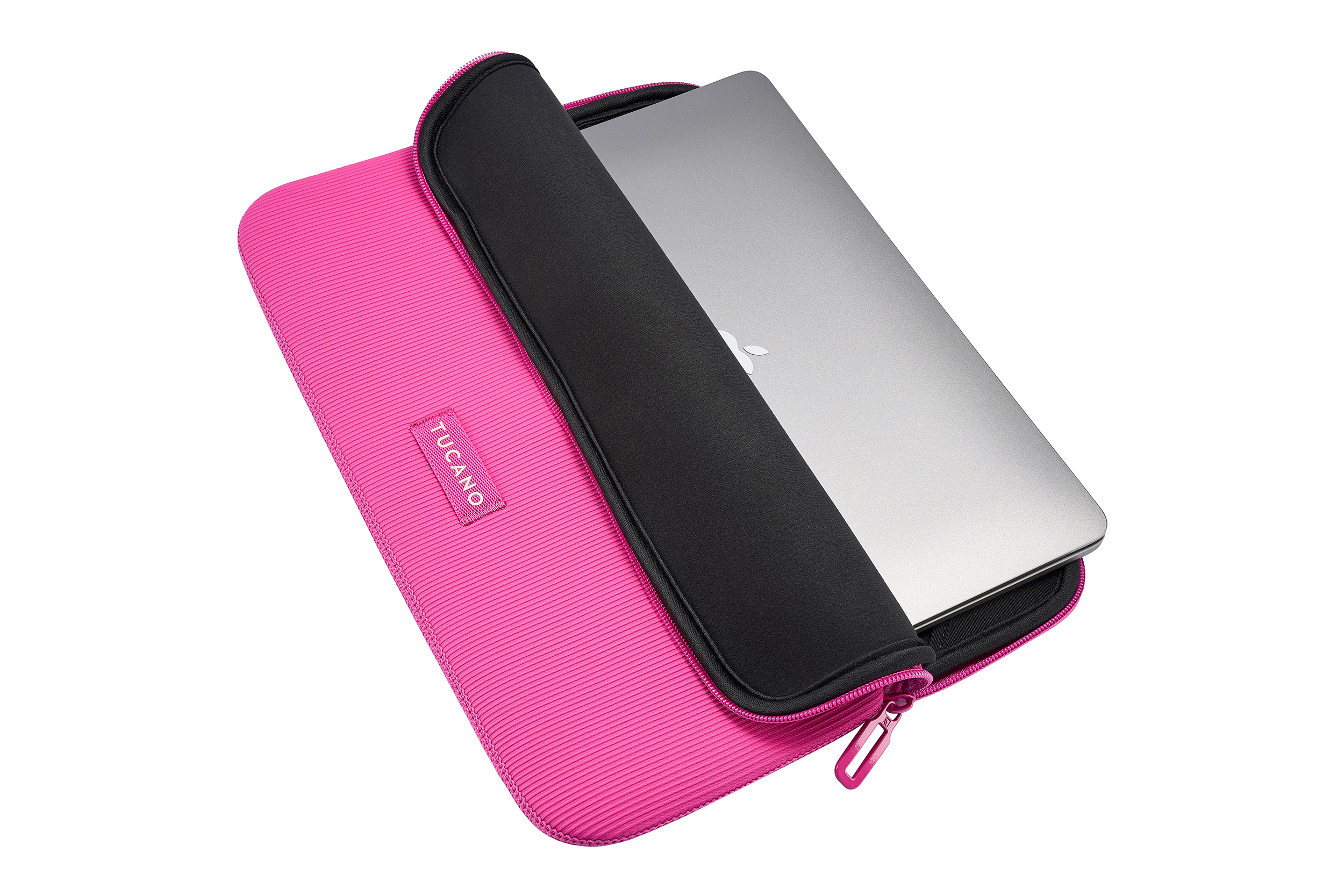 Eine rosa Laptop-Hülle mit schwarzem Innenraum, die einen silbernen Laptop hält. Die Hülle hat einen Reißverschluss und den Markennamen.