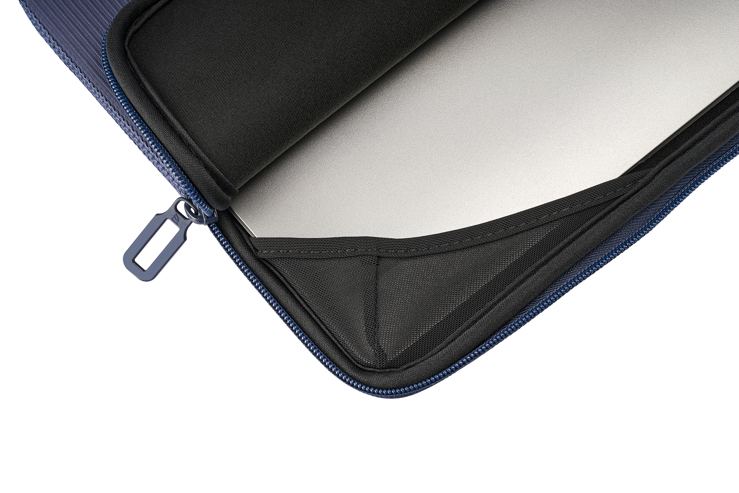 Geöffnete Laptoptasche mit silbernem Laptop. Die Tasche ist marineblau mit Reißverschluss und schwarzem Innenraum.