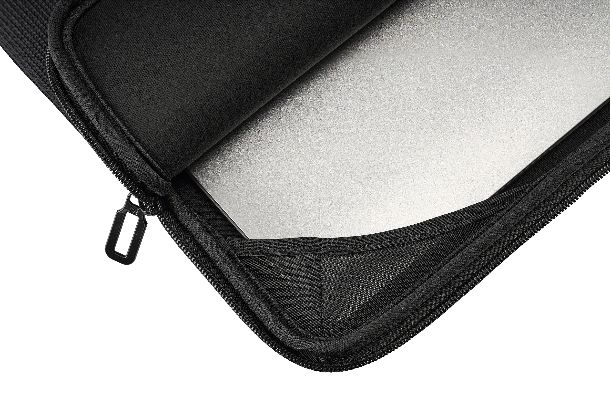 Schwarze Laptoptasche mit Reißverschluss. Ein Laptop ist teilweise sichtbar. Weißer Hintergrund.
