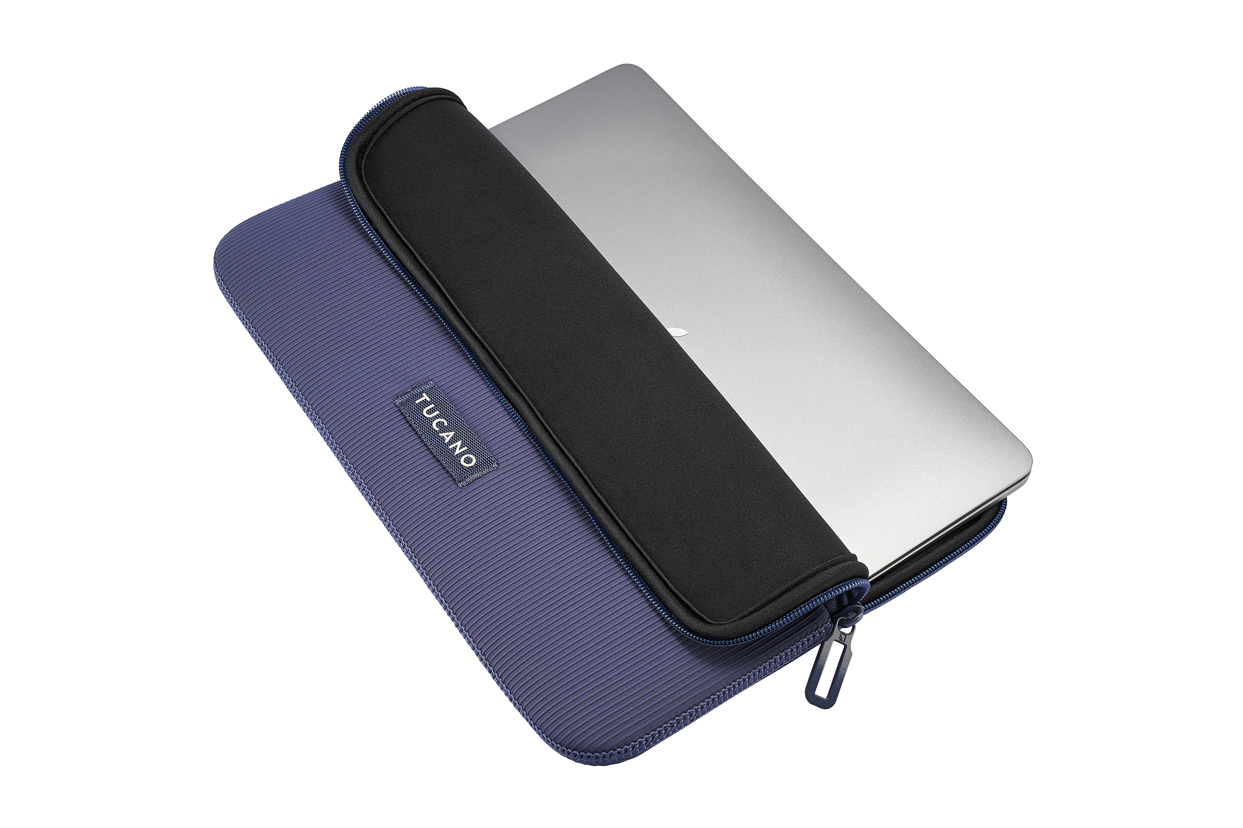 Ein Laptop in einer blauen Hülle. Die Hülle ist geöffnet und zeigt den silbernen Laptop. Ein Etikett sagt 'Tucano'.