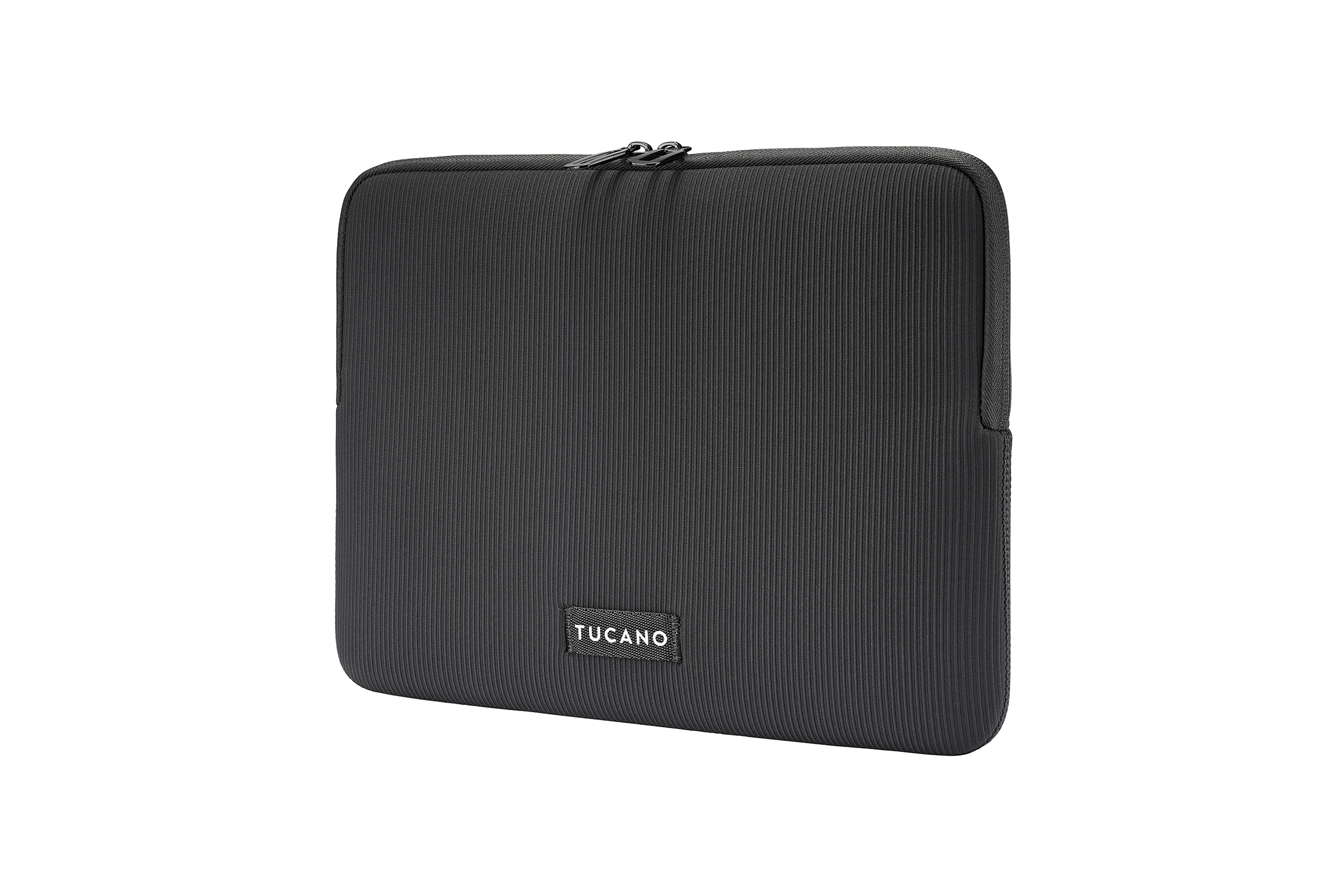 Eine schwarze Laptoptasche mit vertikaler Rippenstruktur. Sie hat einen Reißverschluss und den Markennamen 'TUCANO'.