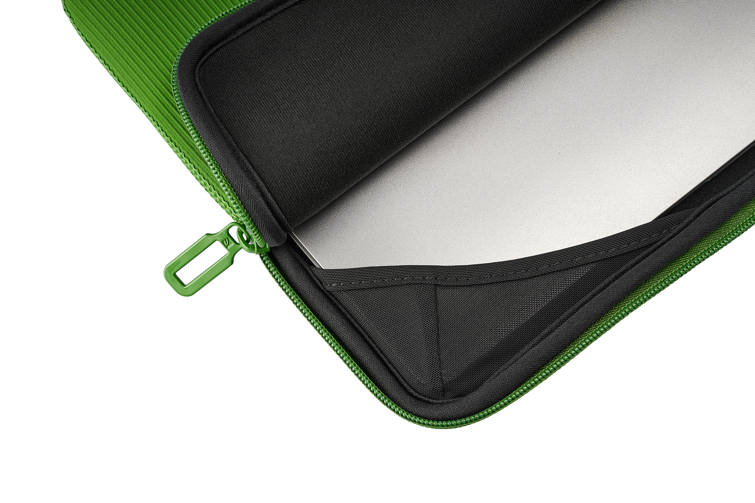 Grüne Laptoptasche mit schwarzem Innenraum und Reißverschluss. Ein silberner Laptop ist teilweise sichtbar.