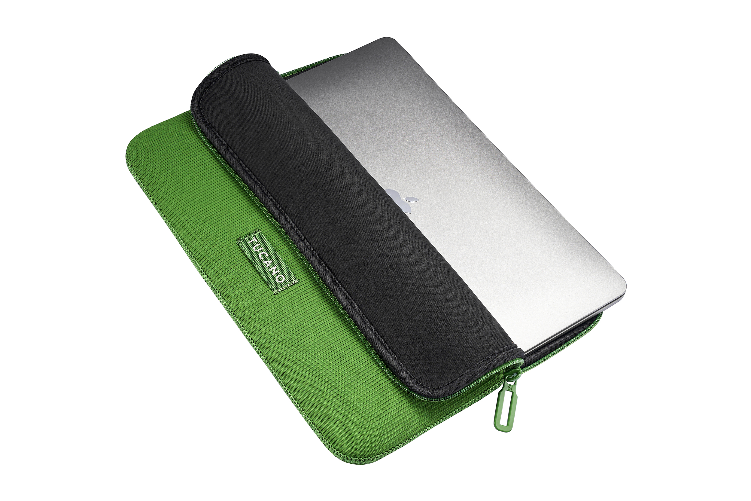 Ein Laptop in einer grünen Tucano-Hülle. Die Hülle ist offen und zeigt die silberne Oberfläche des Laptops.