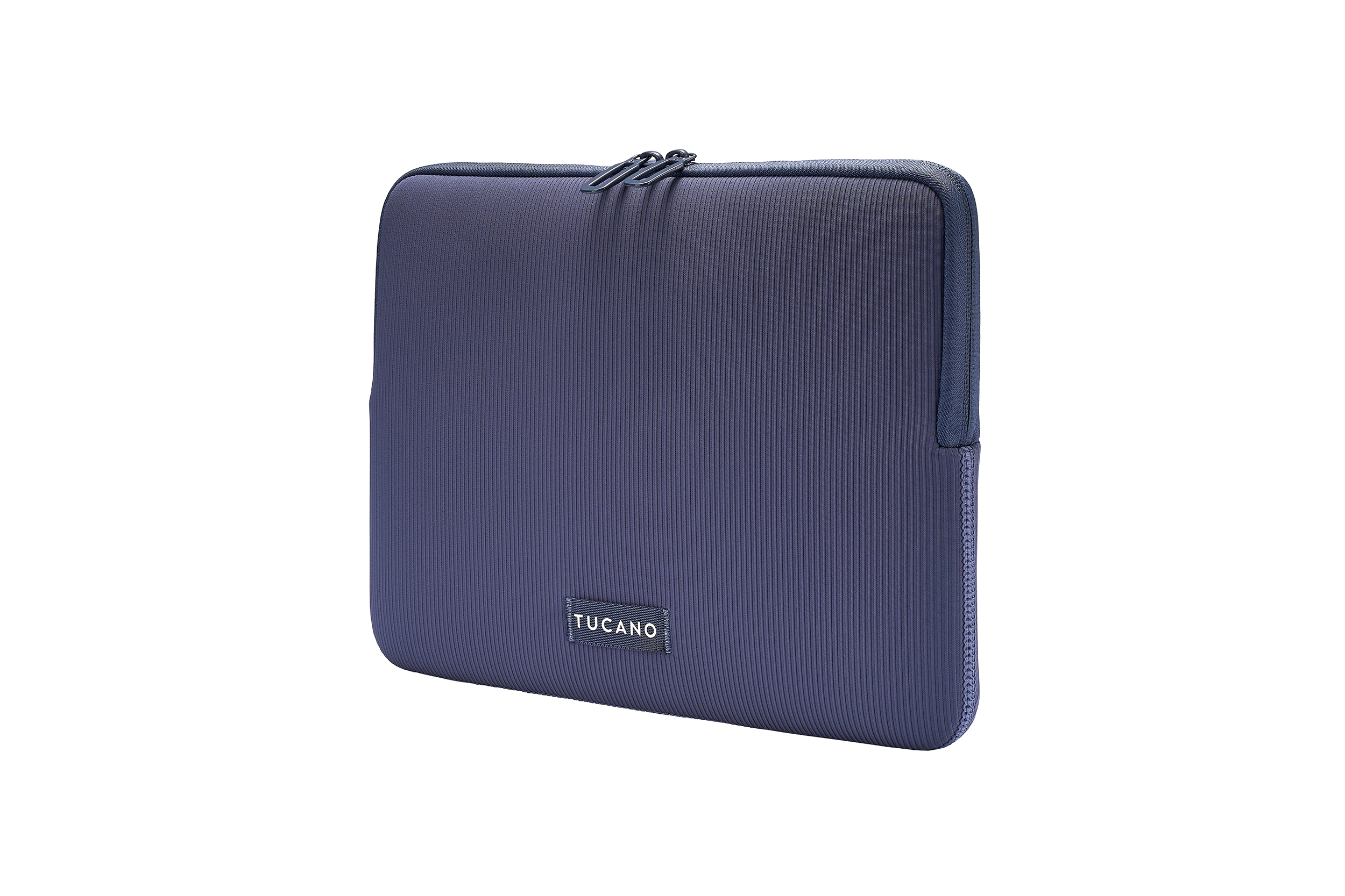 Eine marineblaue Tucano-Laptoptasche. Die Hülle hat einen Reißverschluss und ein kleines Etikett mit dem Markennamen.