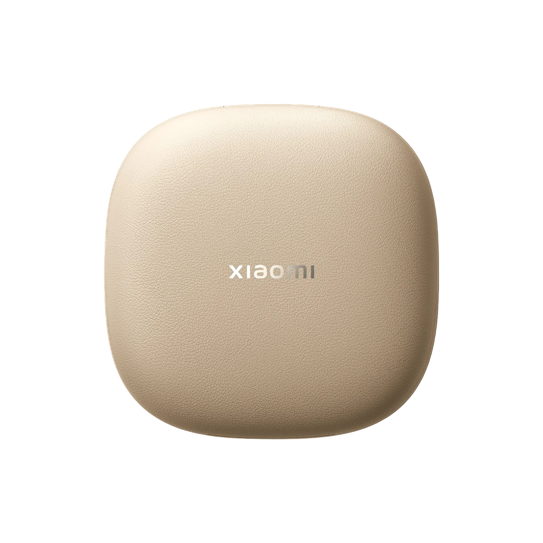 Un objeto cuadrado beige redondeado con la palabra 'xiaomi' en letras plateadas. El fondo es negro.