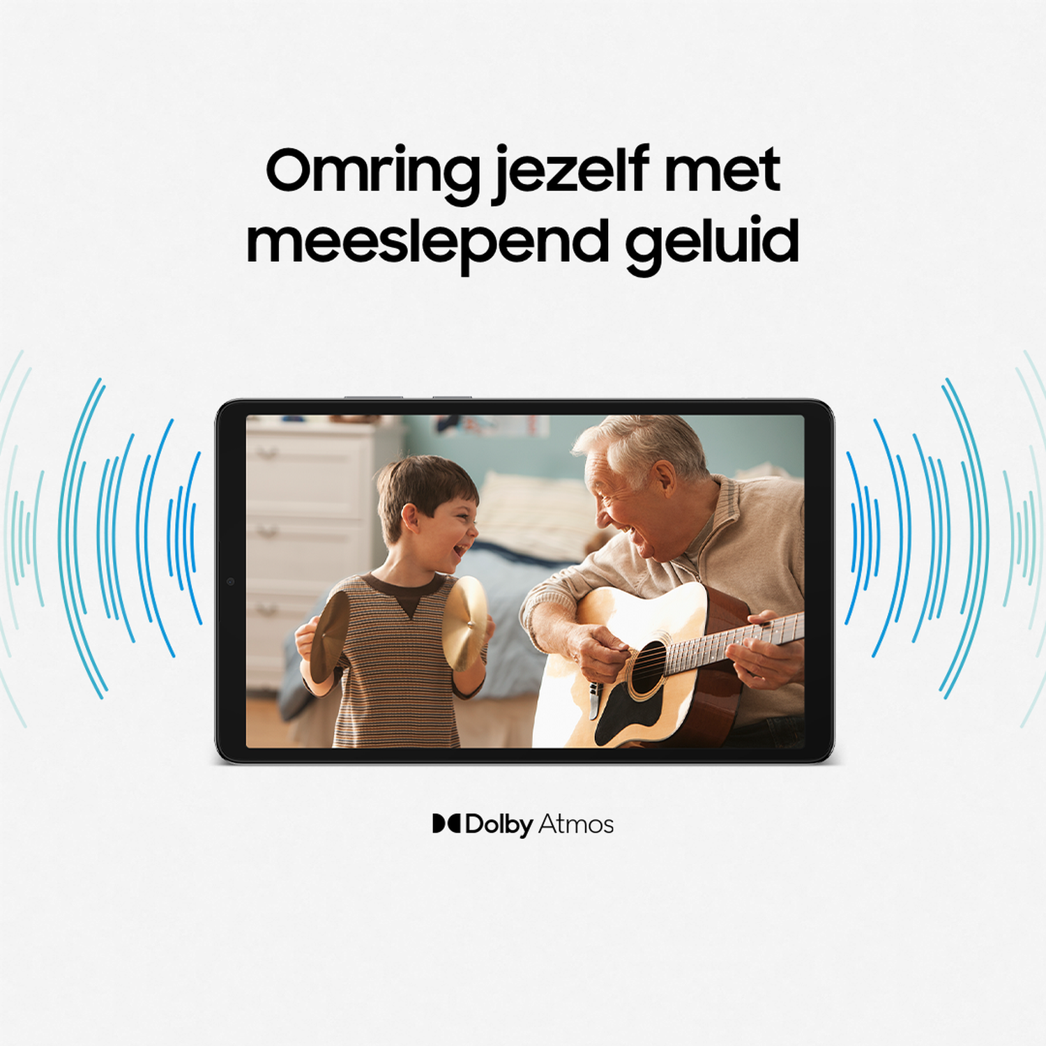 Een tablet toont een jongen met bekkens en een oudere man die gitaar speelt. Tekst: 'Omring jezelf met meeslepend geluid'.