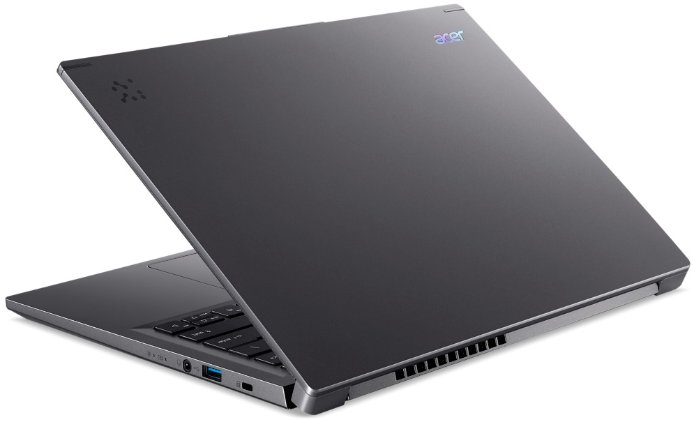 Egy sötétszürke Acer laptop enyhén nyitva van, látható a billentyűzet. Az Acer logója látható a fedélen. A laptop fehér háttéren van.