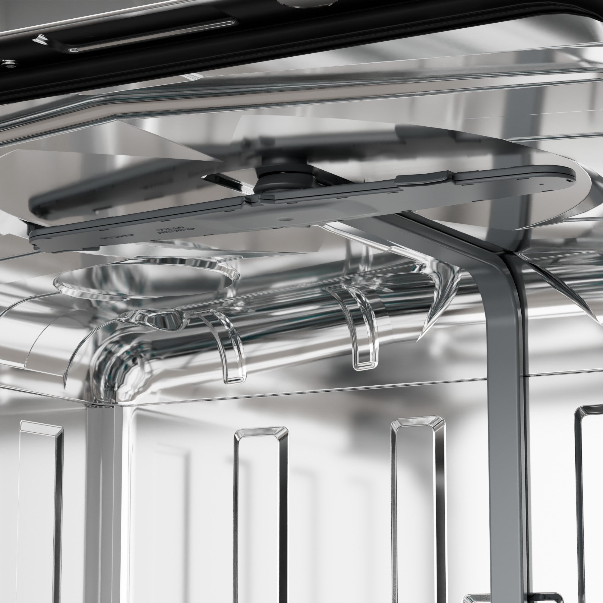 Nahaufnahme eines Geschirrspüler-Innenraums mit metallischen Sprüharmen und Gestellen. Glänzende Oberflächen reflektieren Licht. Modernes, sauberes Design.