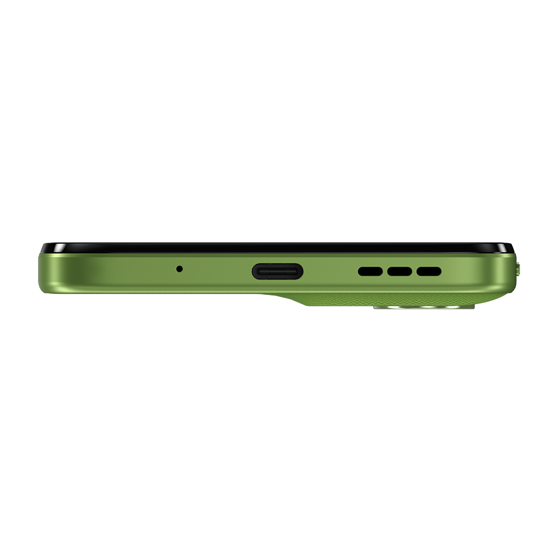 Egy zöld telefon alsó szélének közeli képe. Egy töltőportot, mikrofont és hangszórólyukakat mutat fehér háttéren.