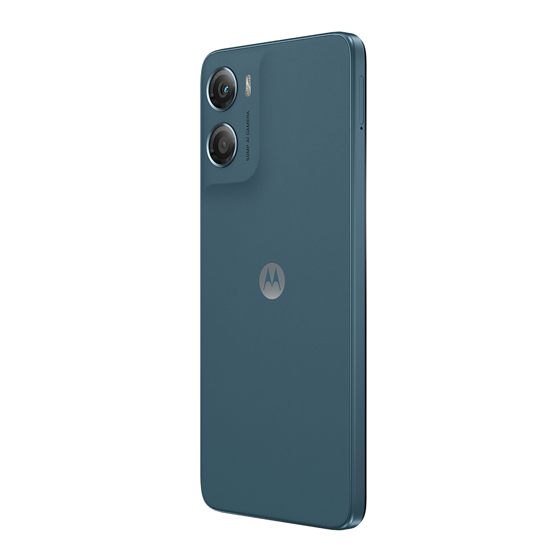 Türkiz okostelefon dupla kamerával és Motorola logóval. A telefon ferdén van, a hátulja és oldala látható.
