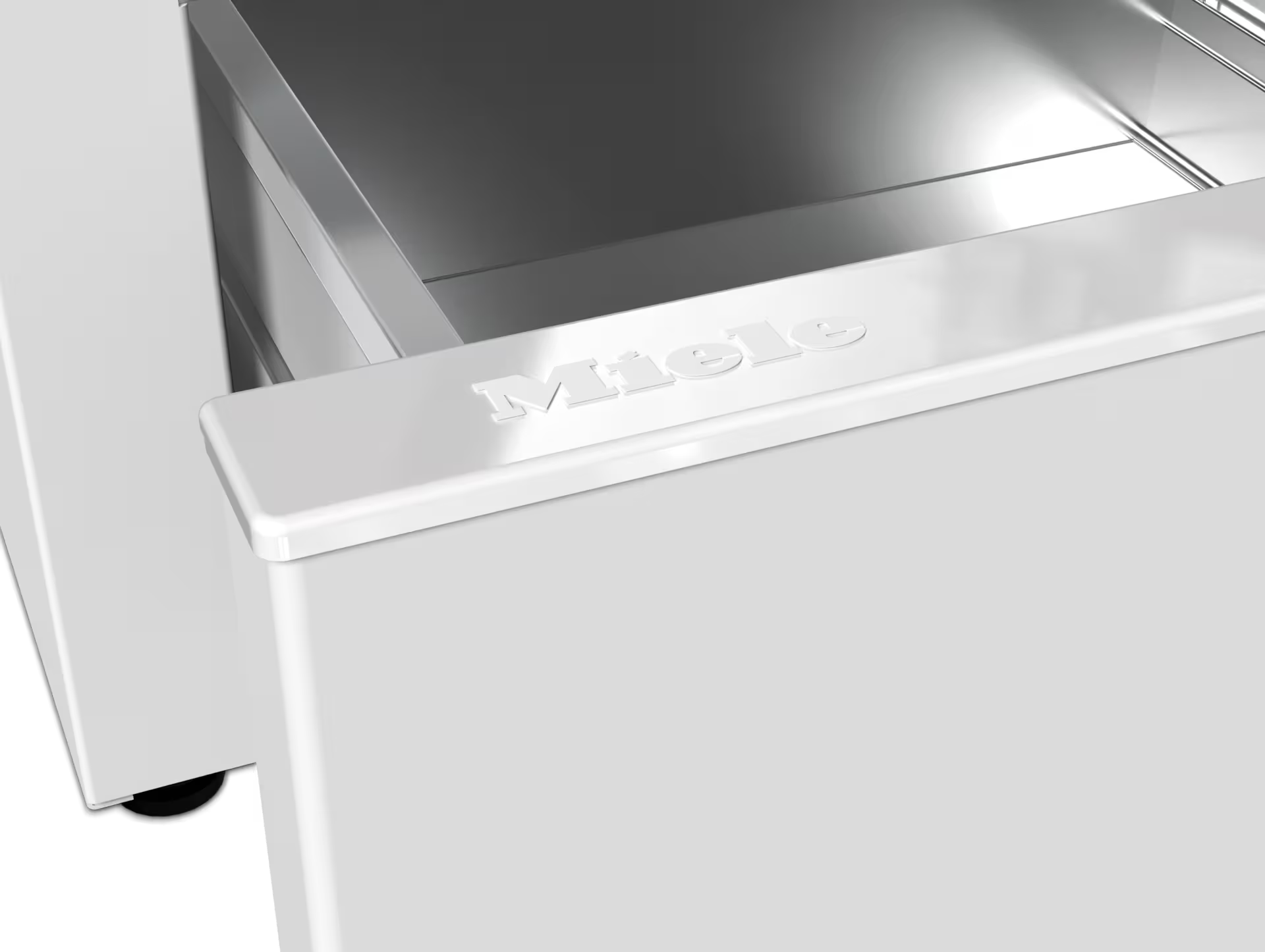 Nahaufnahme einer weißen Miele-Geräteschublade. Silberner Innenraum, weißer Außenbereich mit Miele-Logo.