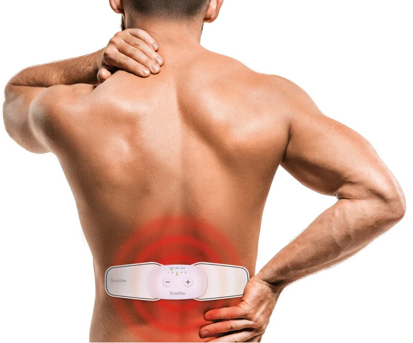 Ein Mann hält seinen Nacken und unteren Rücken, mit einem roten Schmerzkreis. Ein elektrisches Massagegerät ist platziert.