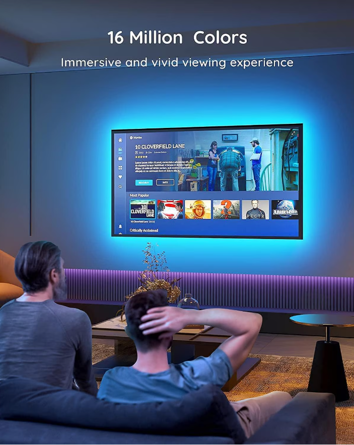 Due uomini guardano la TV che mostra un film. La TV ha una striscia luminosa colorata. La stanza è scarsamente illuminata.