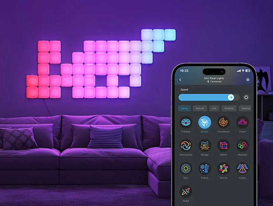 Un muro con luci a pannello colorate, un divano con cuscini e uno schermo del telefono che mostra le opzioni di controllo della luce.