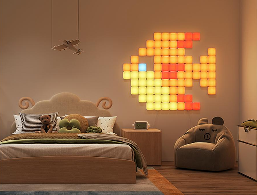 Una cameretta con una lampada a forma di pesce sulla parete. Sono visibili anche un letto, una sedia e un aereo giocattolo.