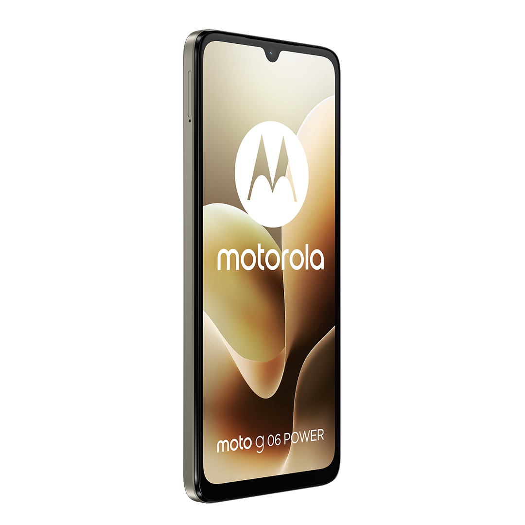 Egy Motorola okostelefon, Moto g06 POWER, ferde szögben. A képernyőn a Motorola logója és egy színátmenetes háttér látható.
