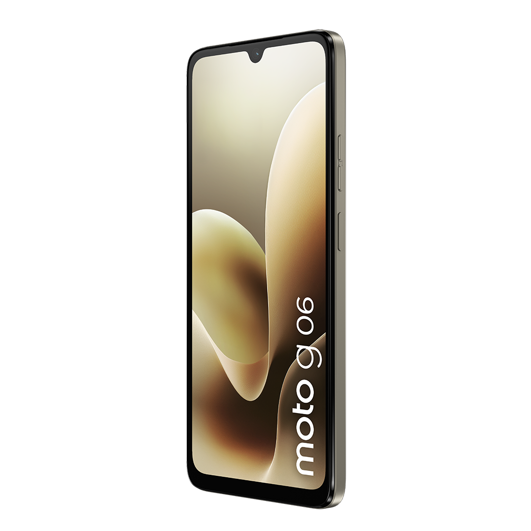 Egy okostelefon, moto g06 modell, profilból látható. A képernyő világosbarna absztrakt dizájnt mutat. A telefon fekete, gombokkal.
