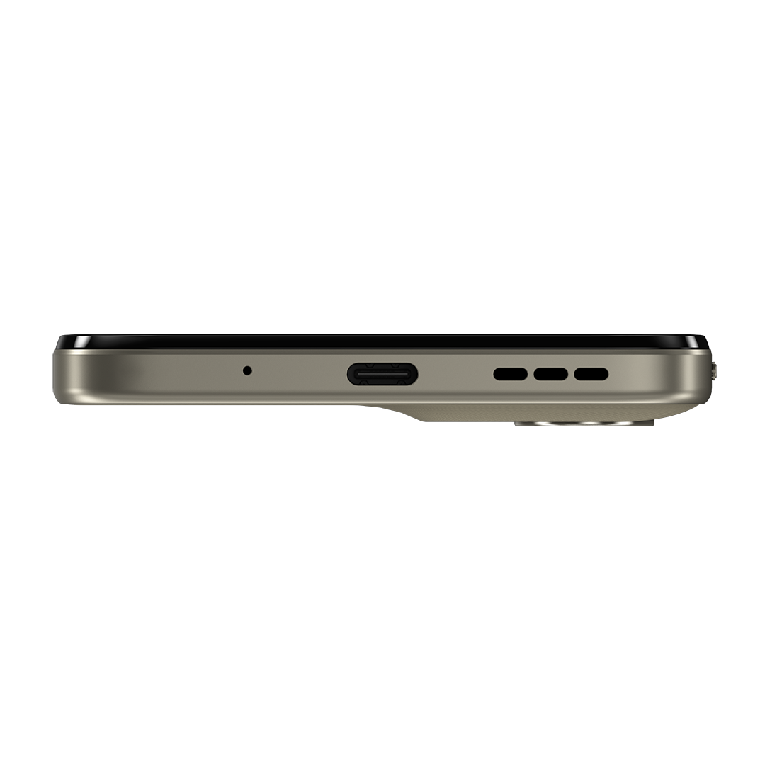 Egy telefon alsó szélének közeli képe. USB-C portot, mikrofont, hangszóró lyukakat és egy fém, kéttónusú dizájnt mutat.