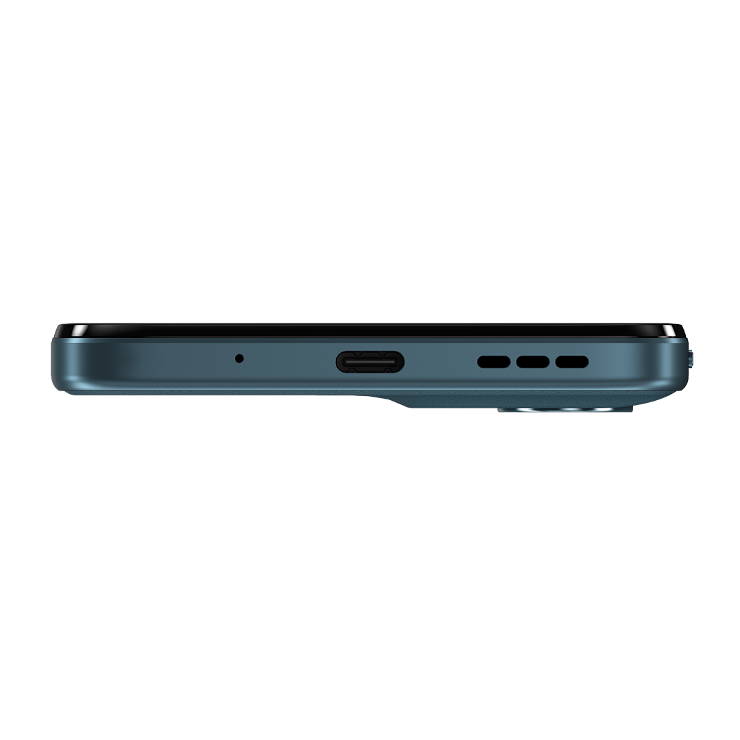 Egy türkiz okostelefon alsó szélének közeli képe. Van rajta egy USB-C port, mikrofon és hangszóró lyukak. A telefon szélei lekerekítettek.