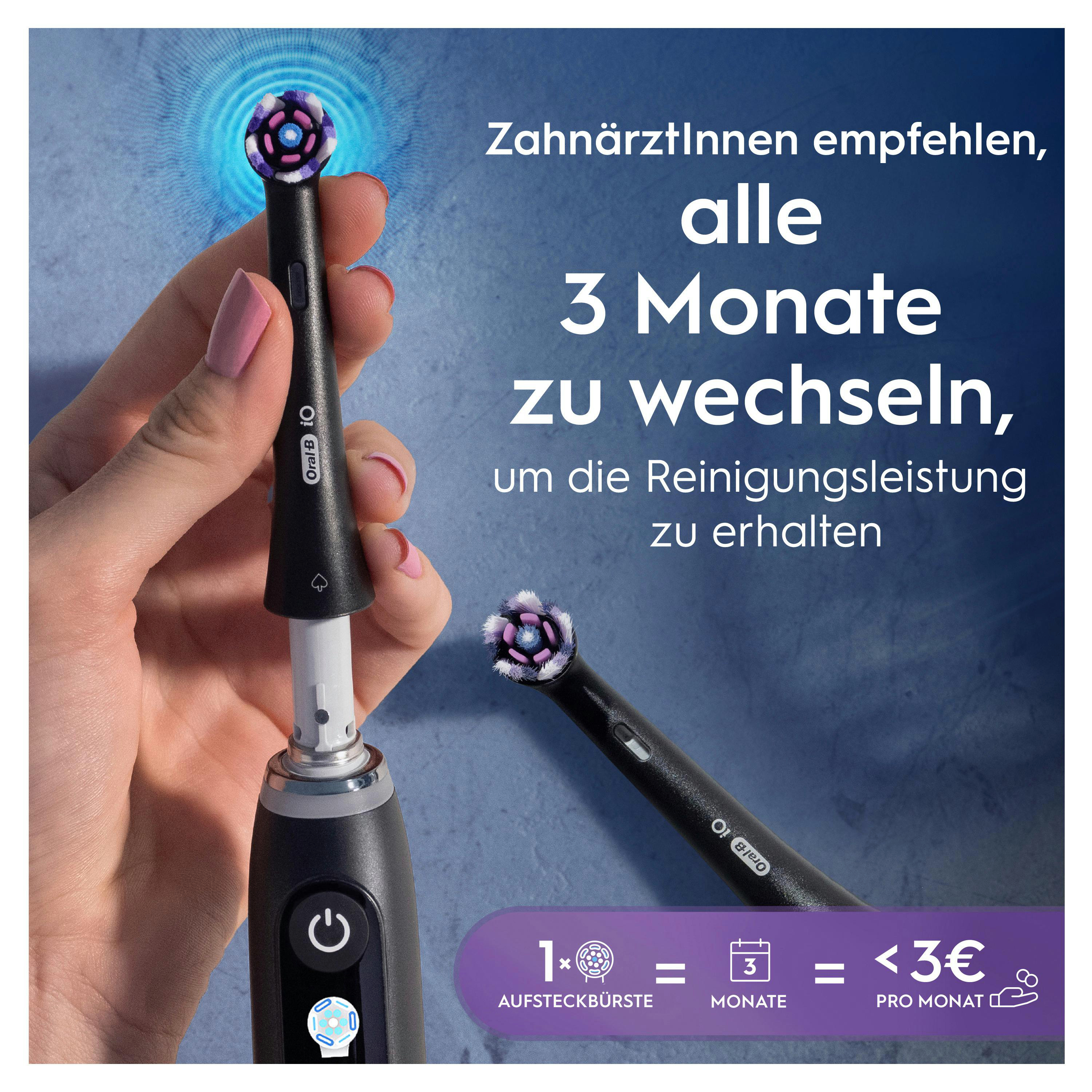 Eine Hand hält eine elektrische Zahnbürste mit Text zum Wechseln des Kopfes alle 3 Monate. Der Kopf hat lila Borsten.